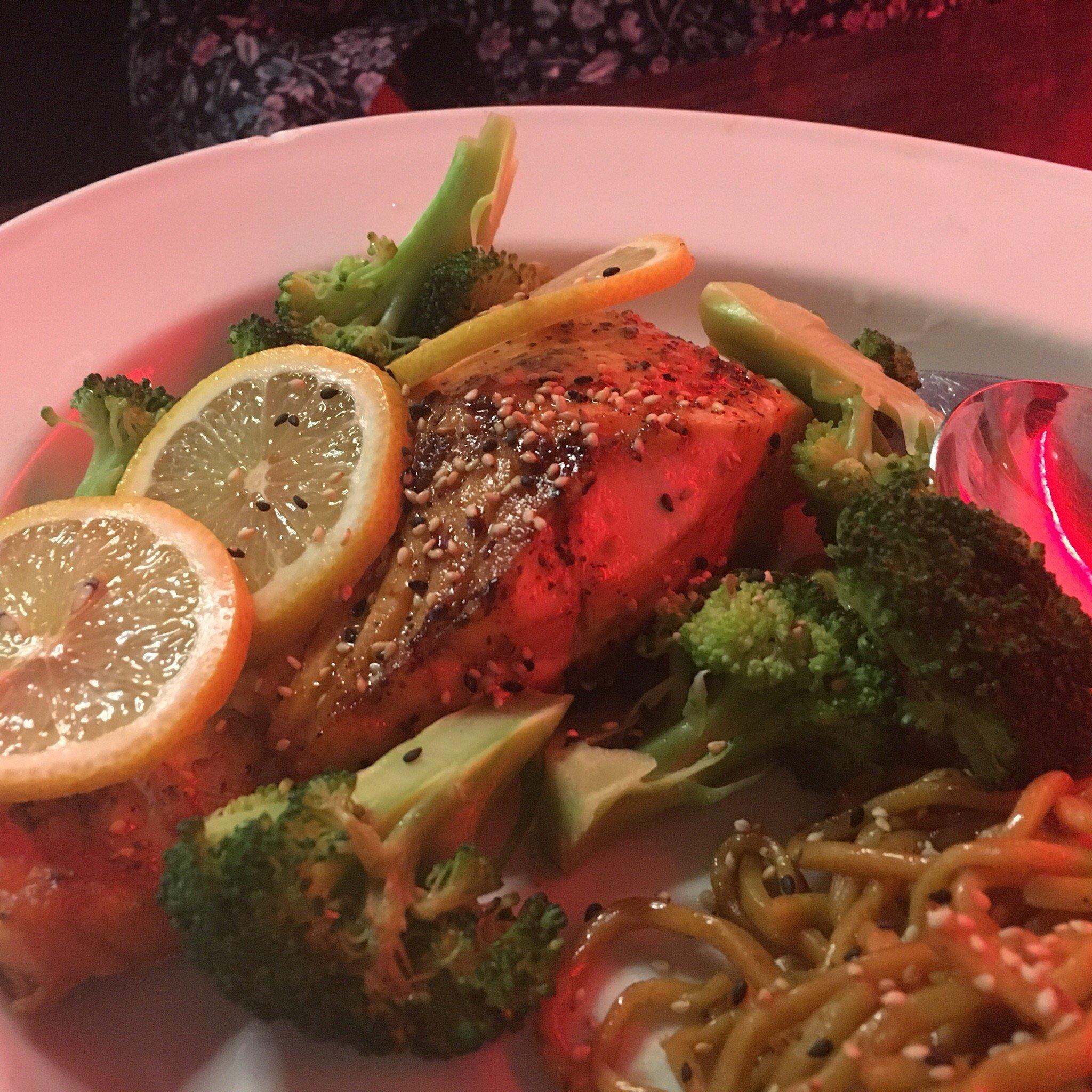 Thai's Noodles Asian Bistro & Sushi