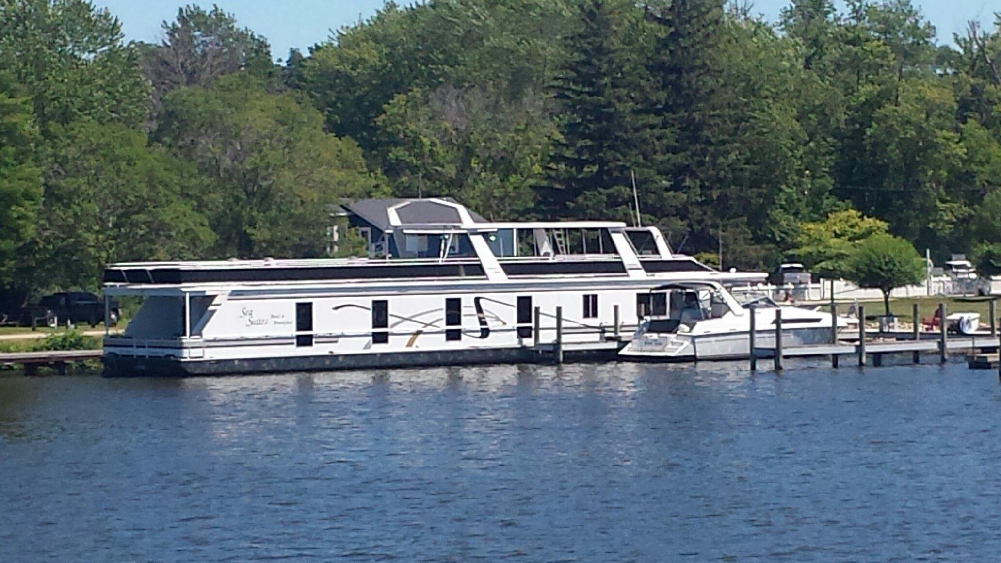 Sea Suites Boat & Breakfast