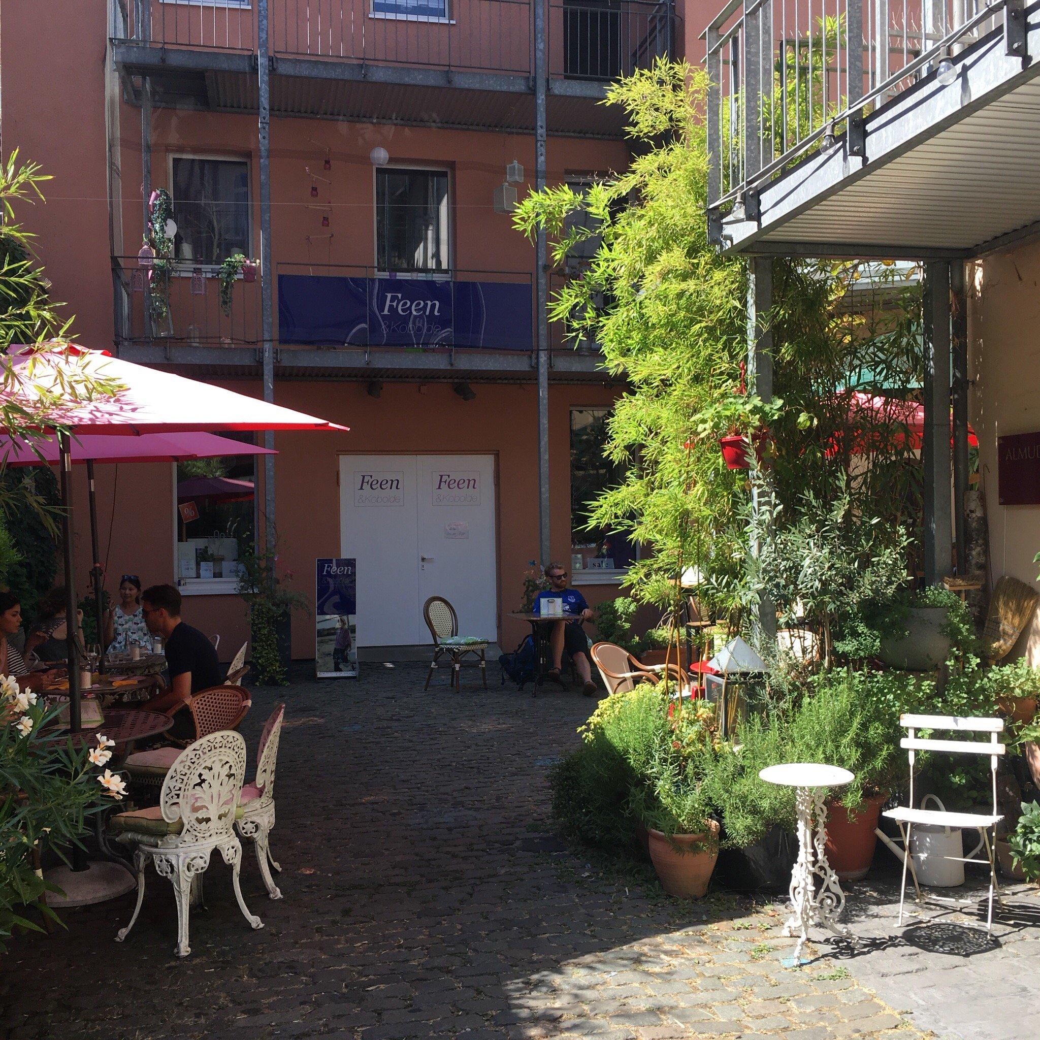 Cafe & Bistro a Midi