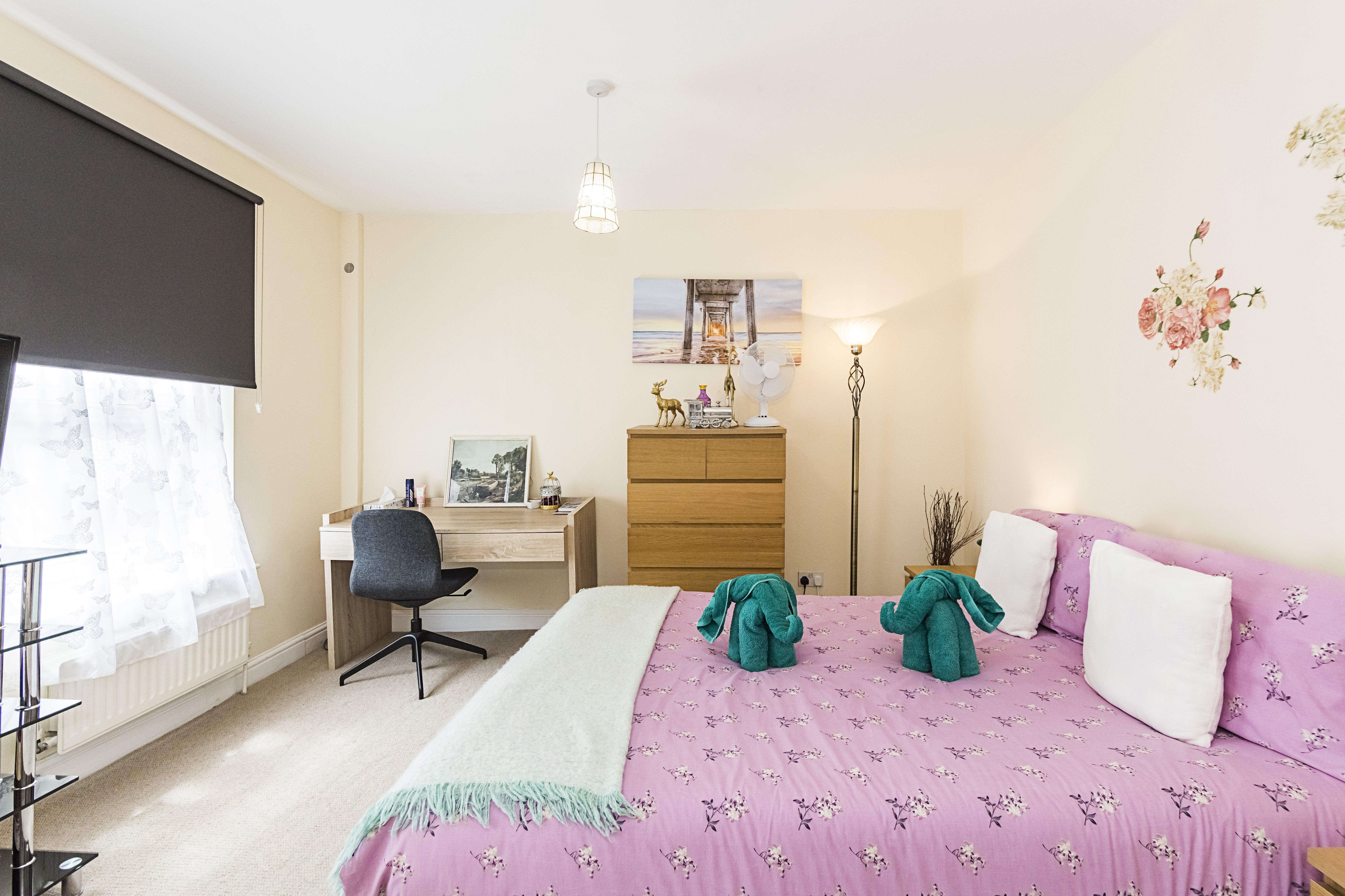 Greyhound Road Rooms