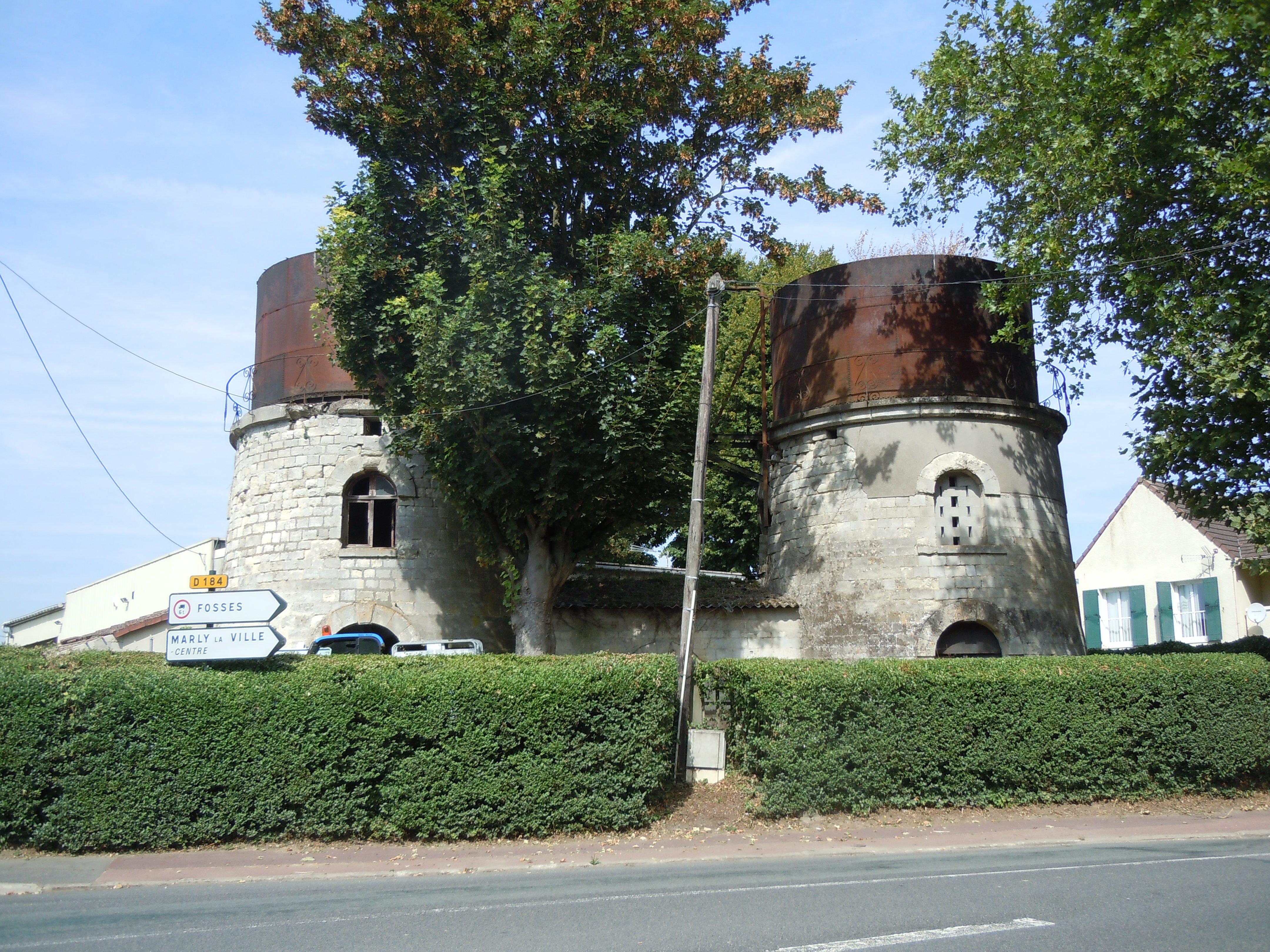 Chateaux d'Eau Les Jumeaux