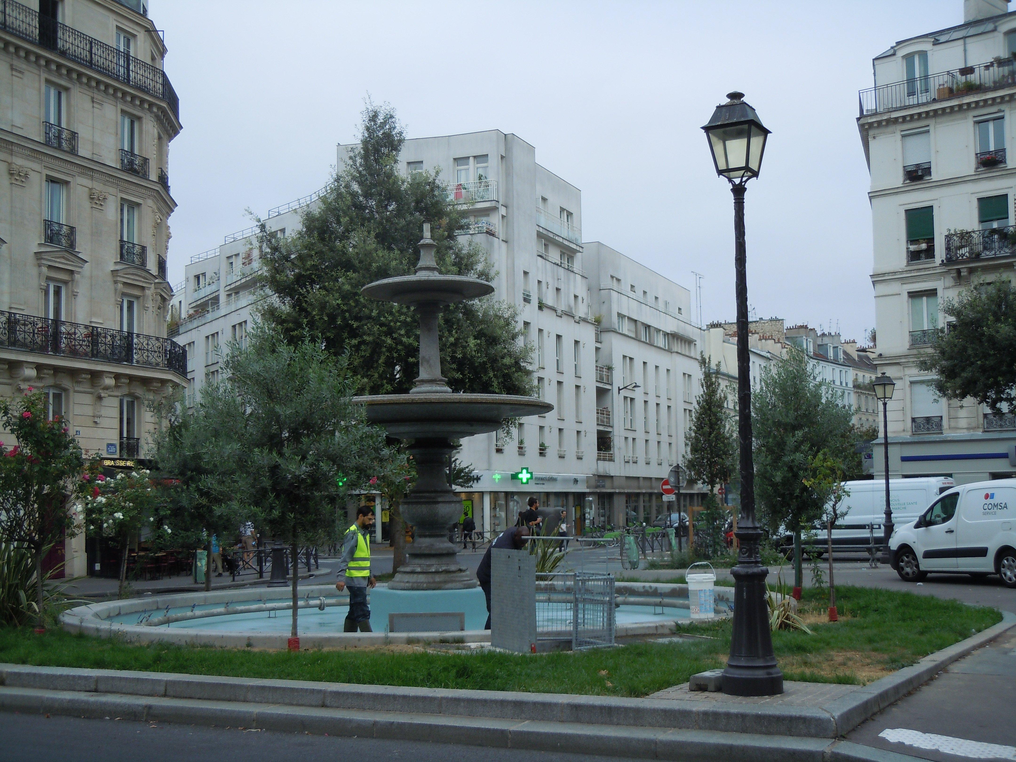 Fontaine De La Place Du Colonel Bourgoin