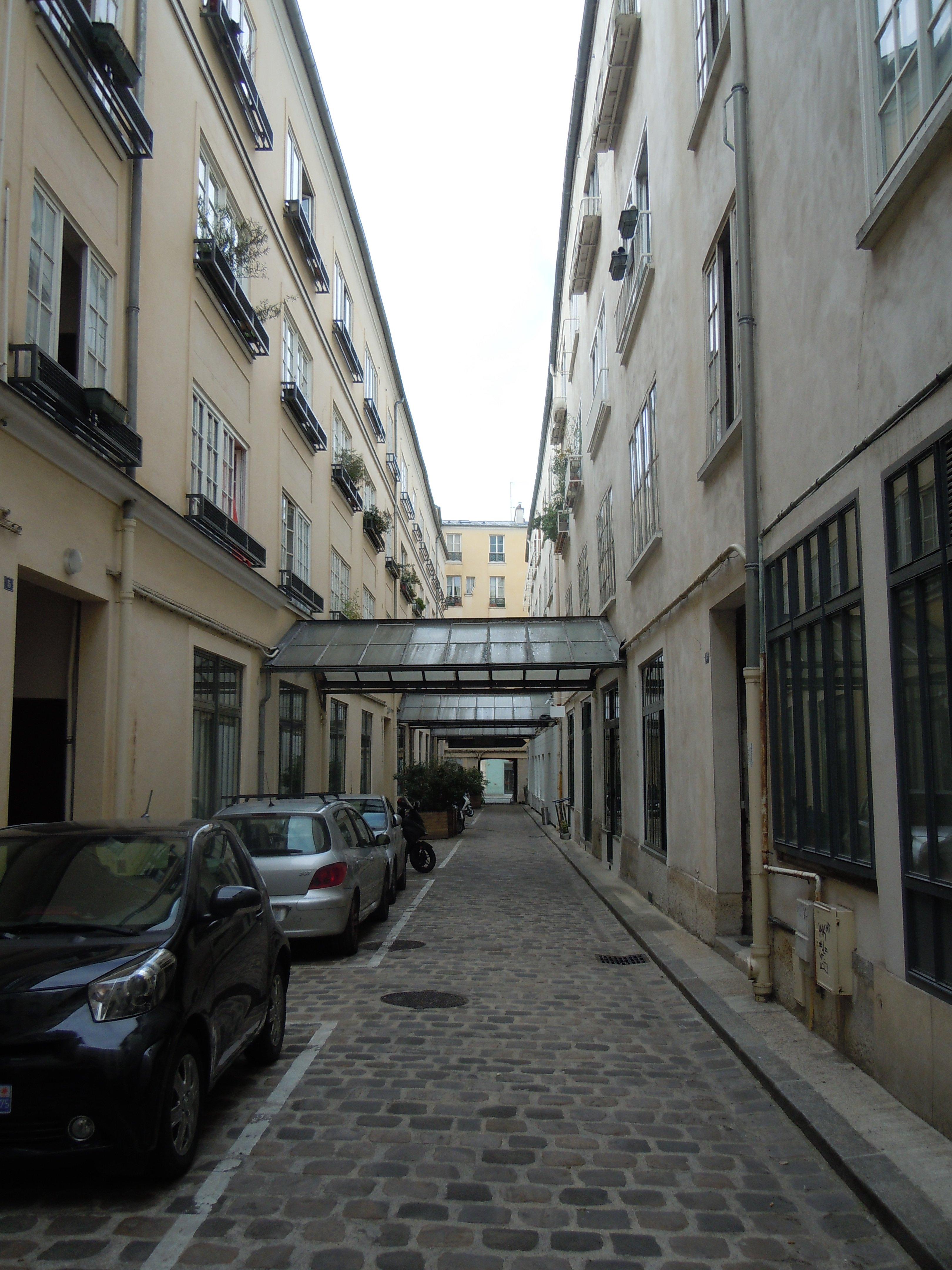 Cour Des Trois Freres