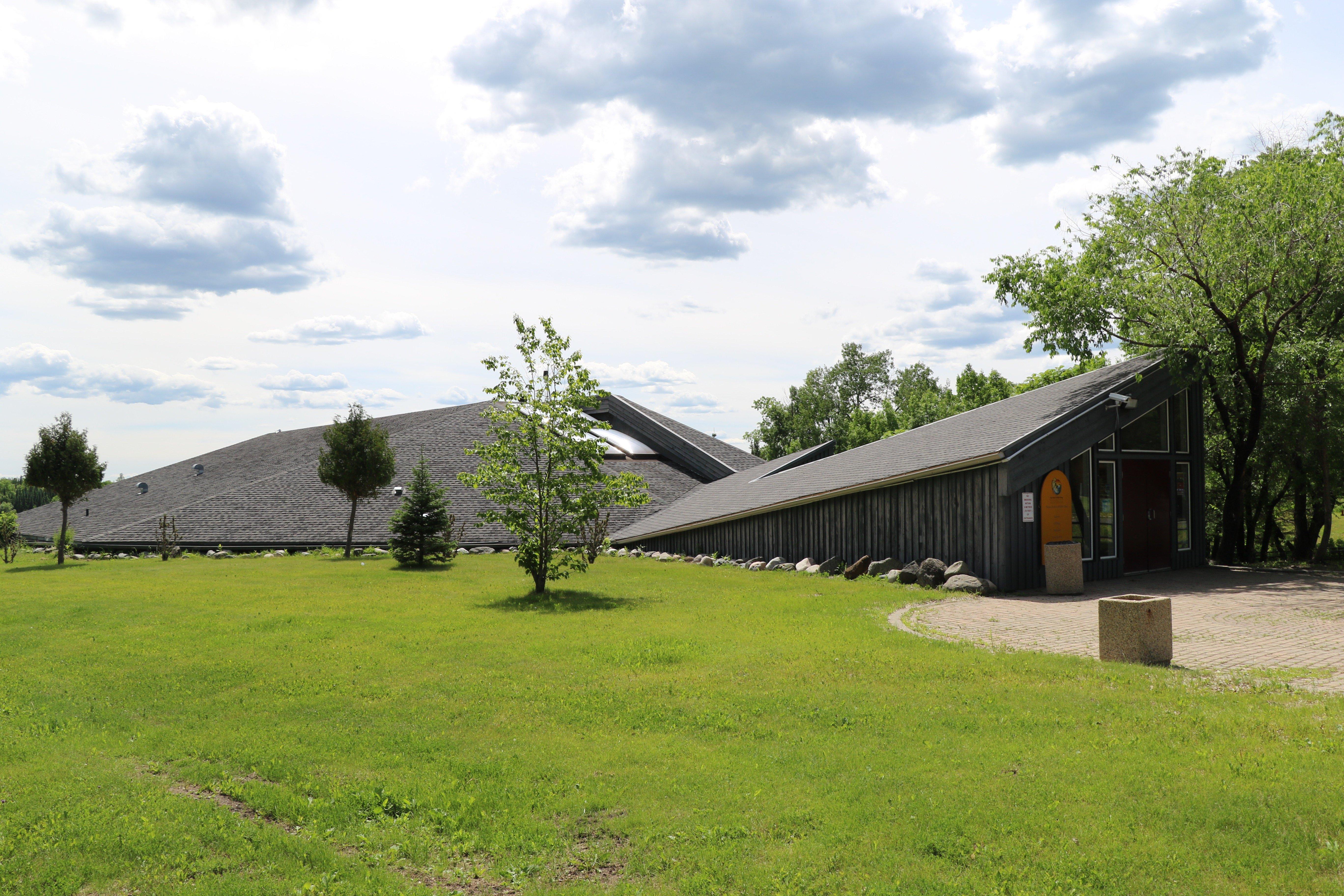 Kay-Nah-Chi-Wah-Nung Historical Centre (Manitou Mounds)