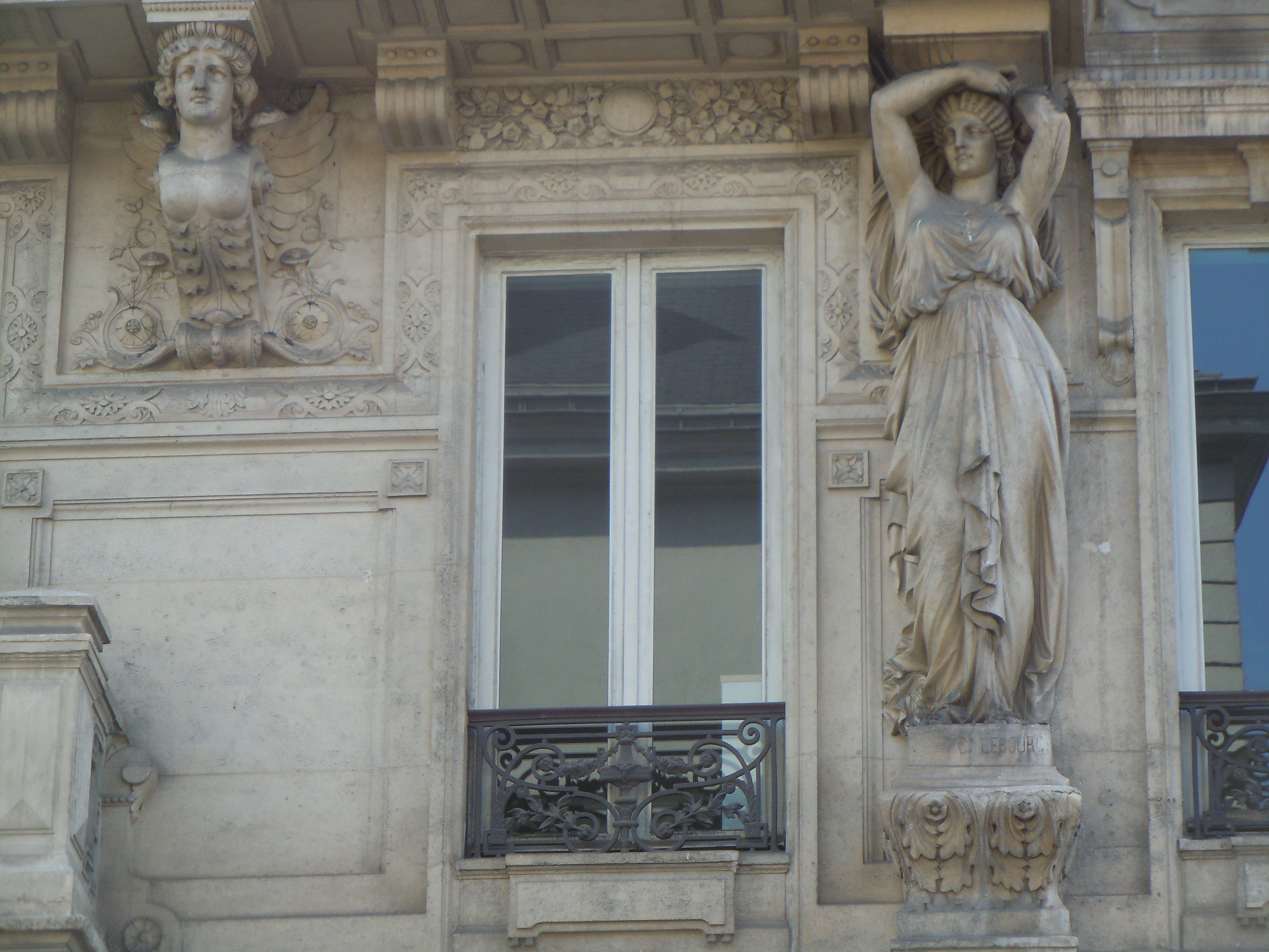 Les Cariatides de la rue de Châteaudun