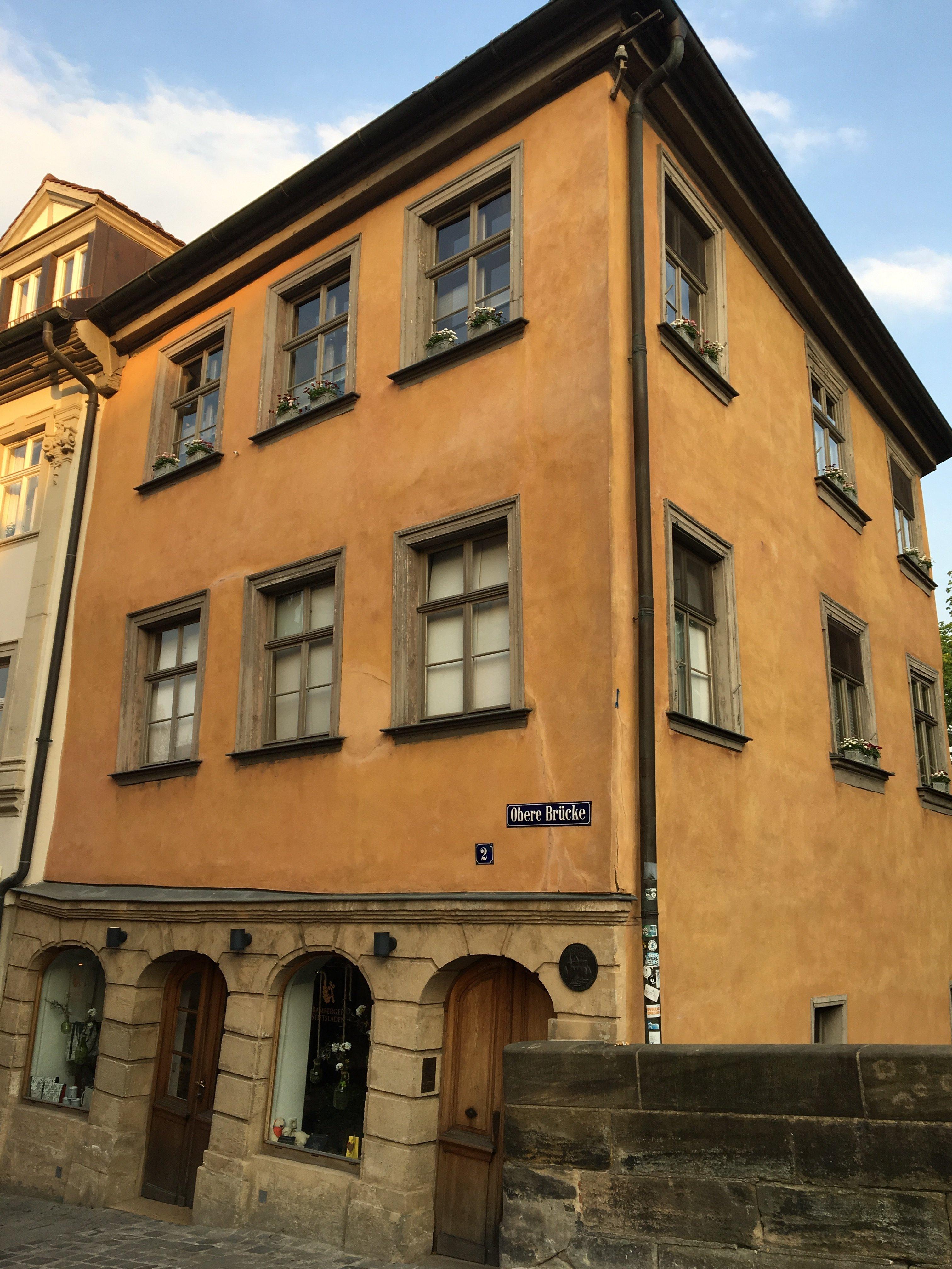 Haus mit der schiefen Tür