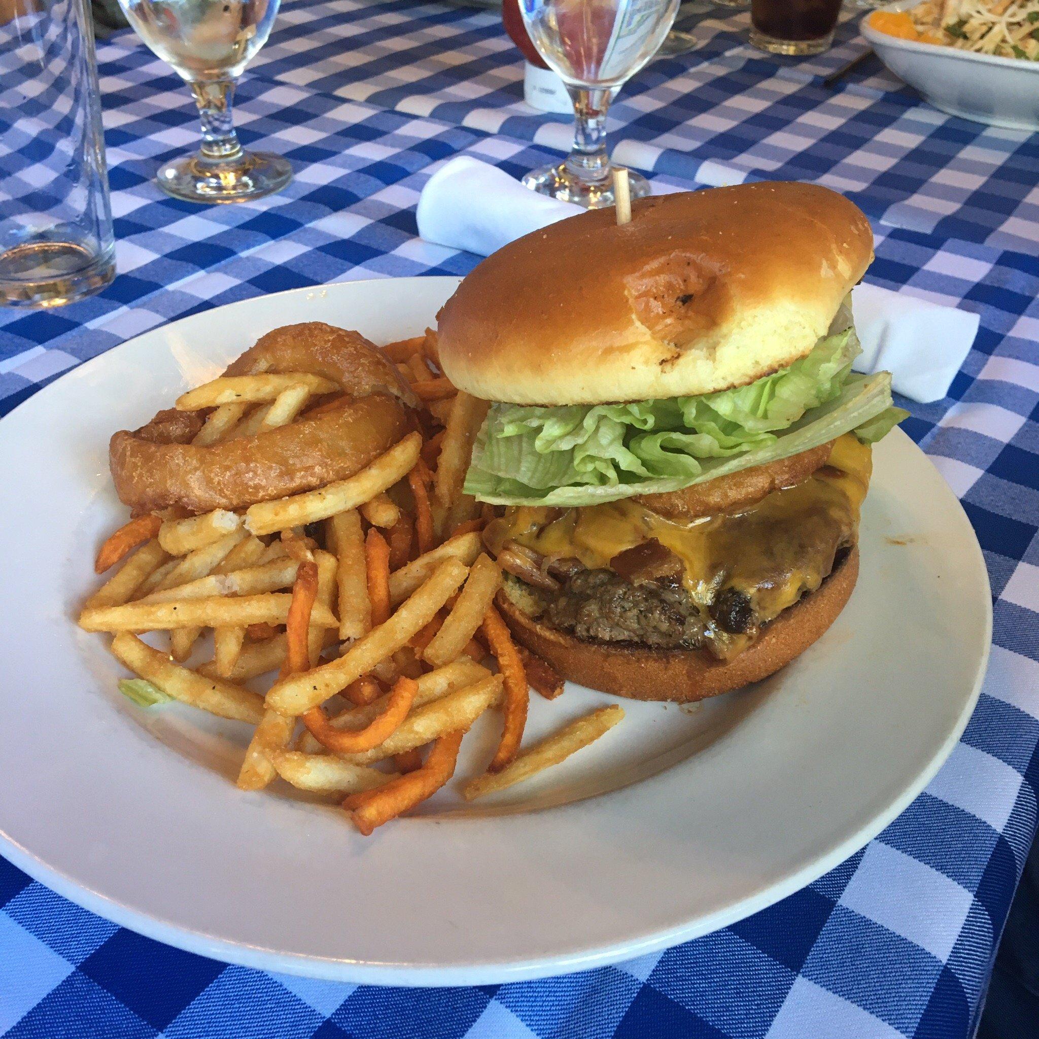 Wally's American Pub N Grill