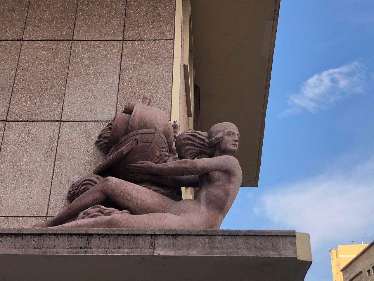 Sculpture Et sur les flots d’azur Phocée jeta à nouveau ses nefs