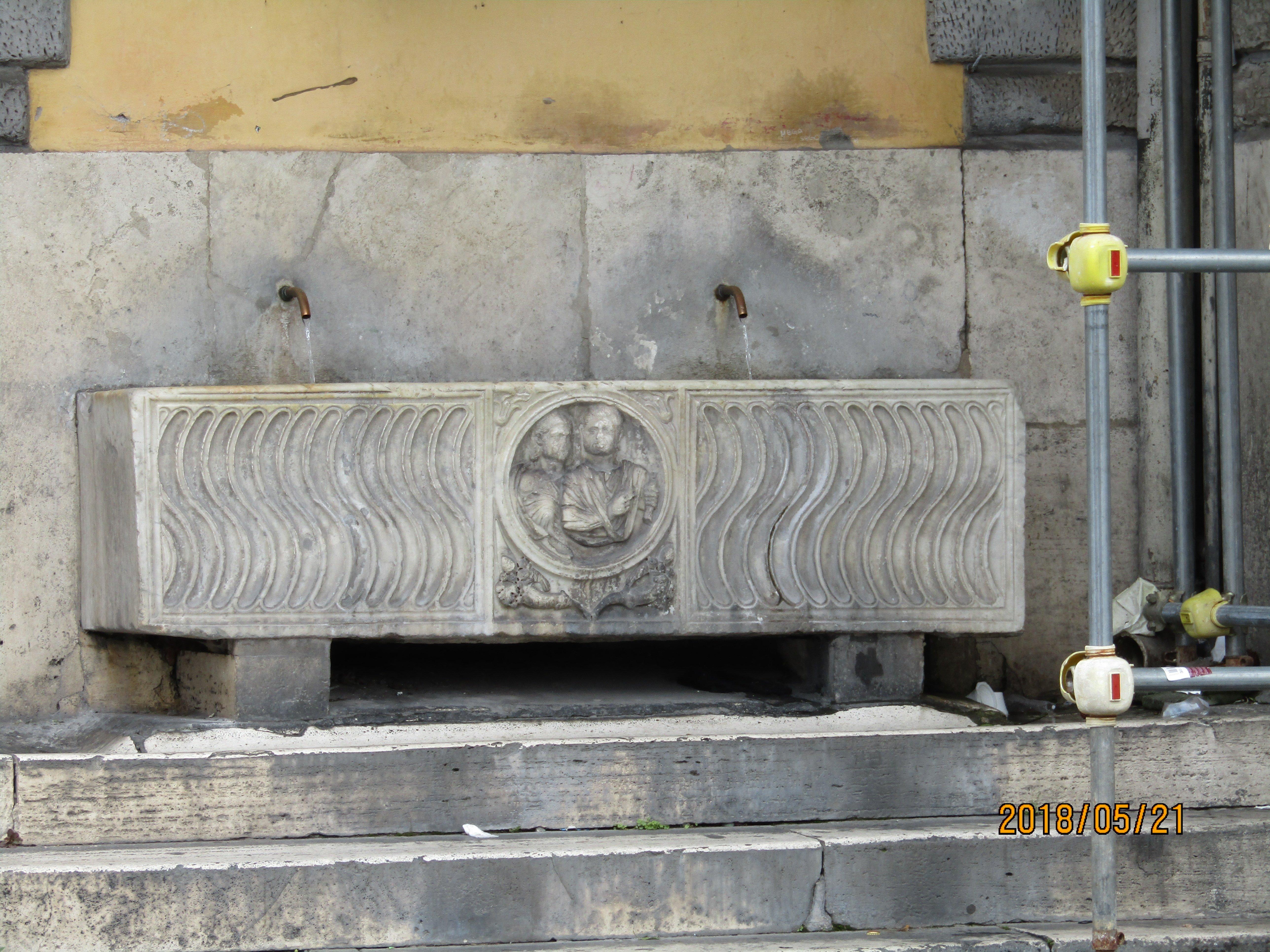 Fontane Sarcofago in Piazza del Popolo