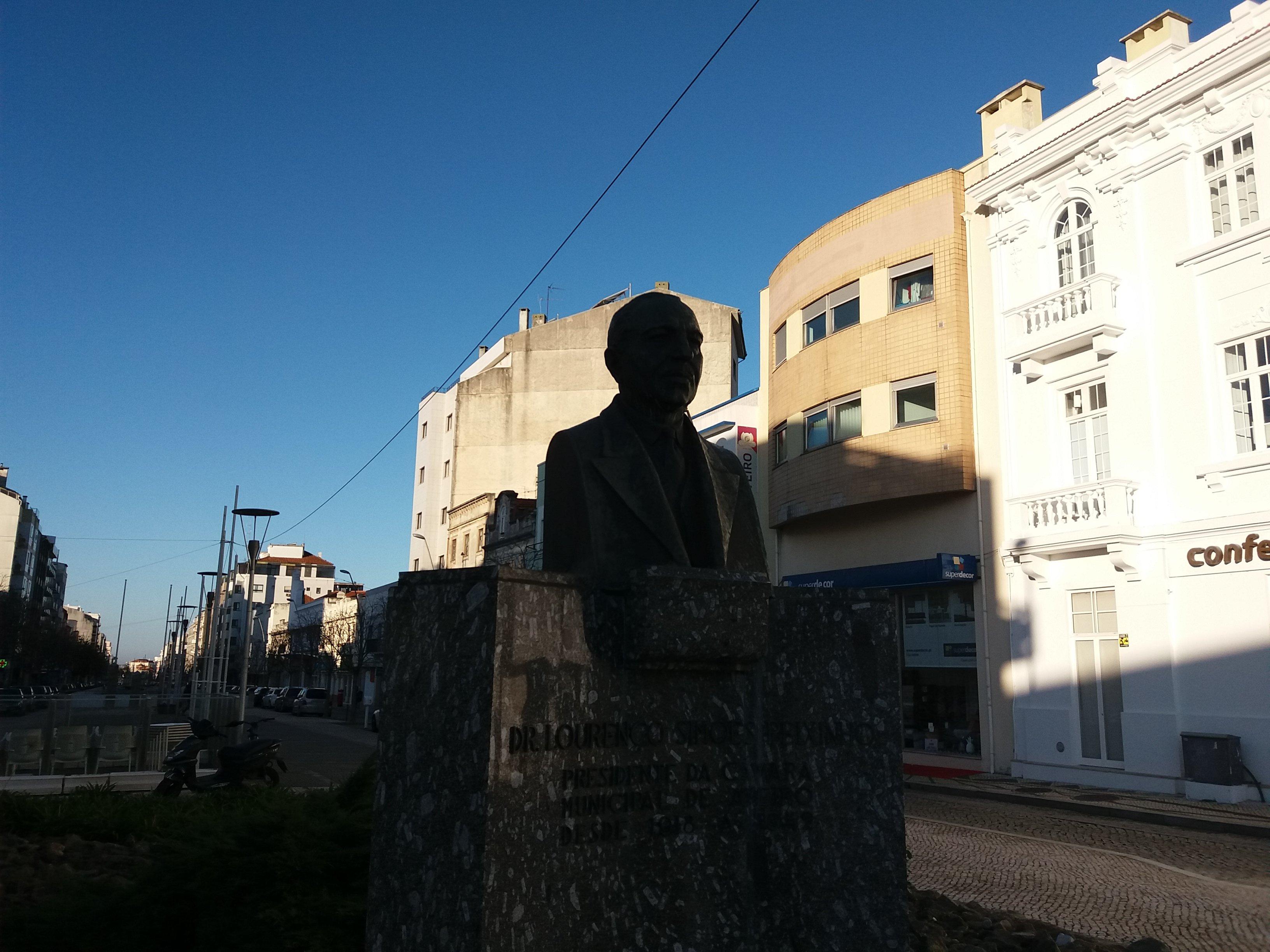 Monumento Busto a Dr Lourenco Simoes Peixinho