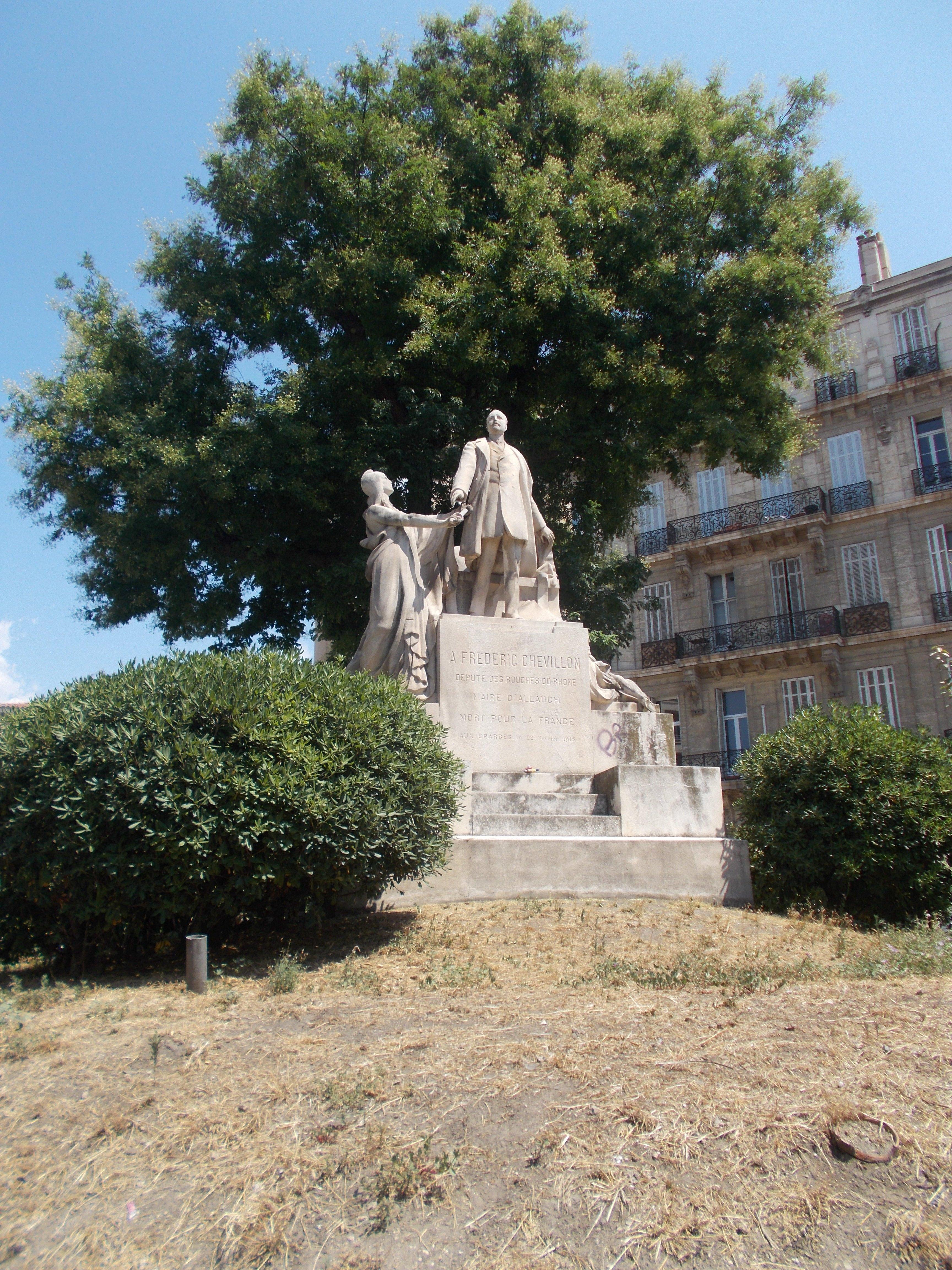 Monument a Frederic Chevillon