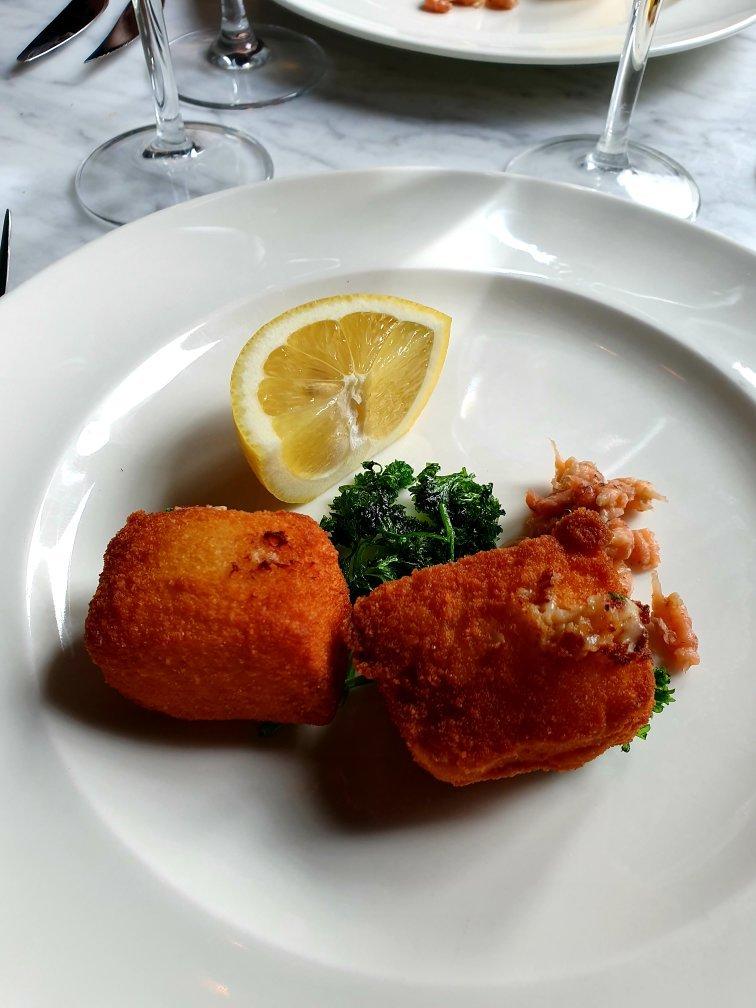 Les uns avec les hotes