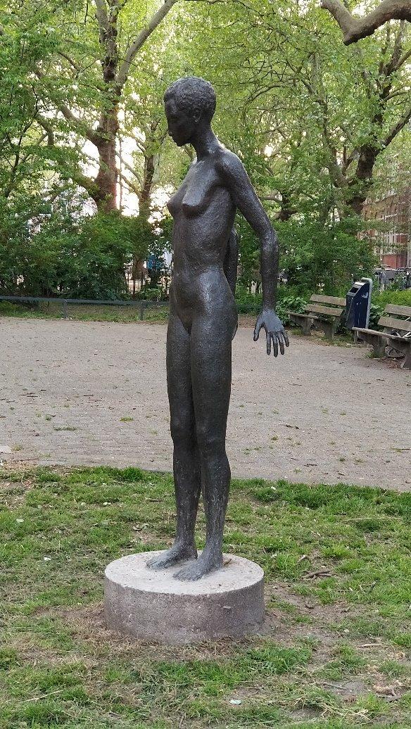 Vrouwfiguur by Else Ringnalda