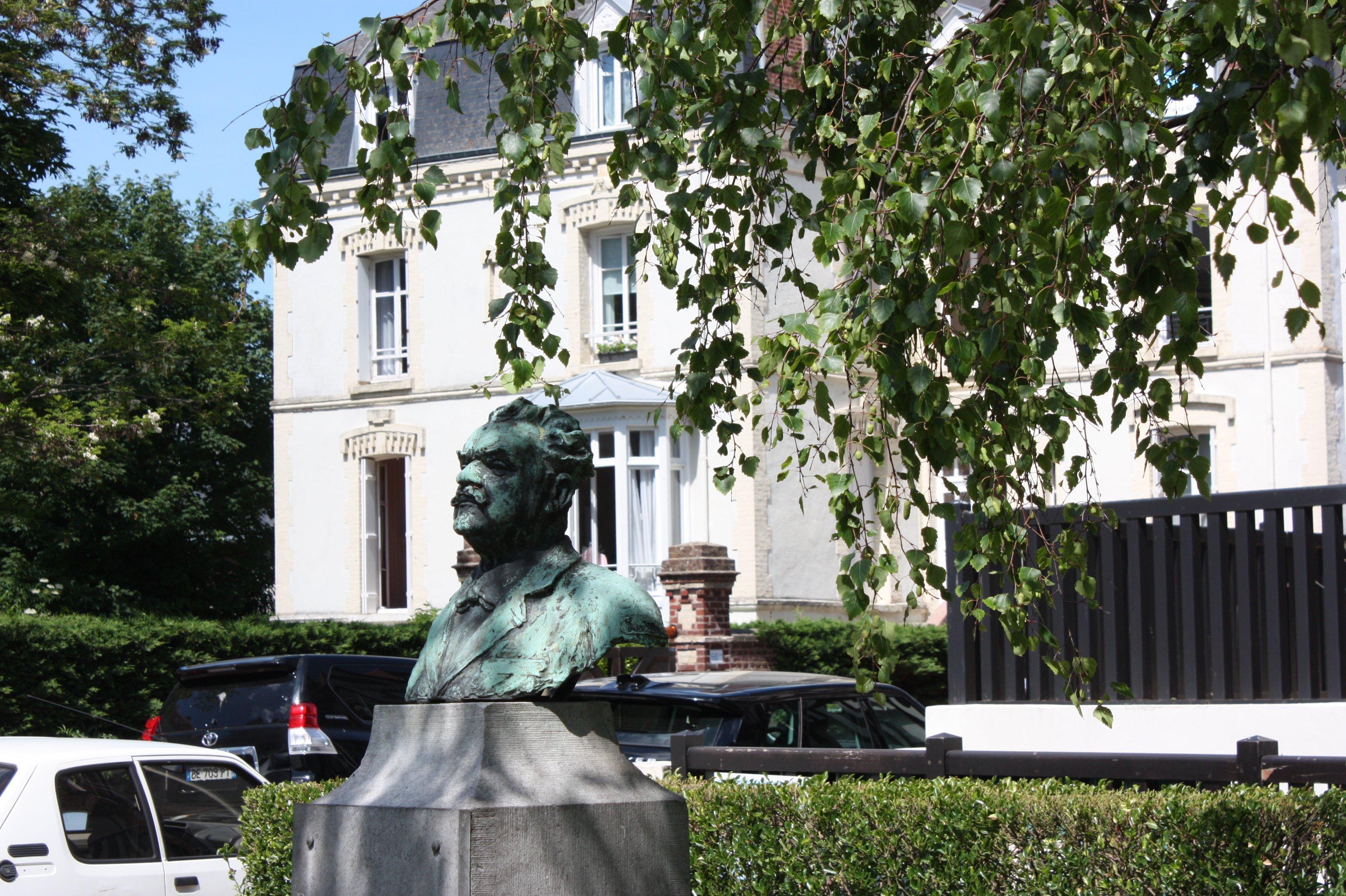 Monument Desire Le Hoc