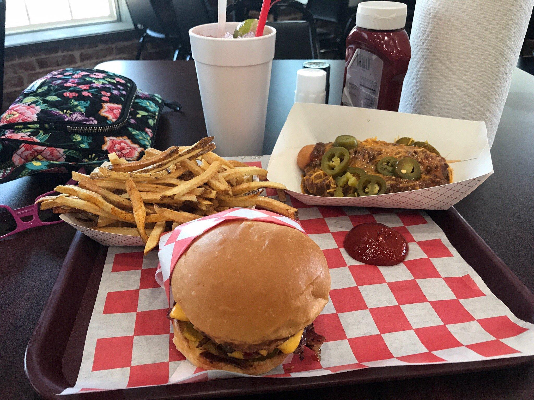 Bear's Burgers And Dawgs