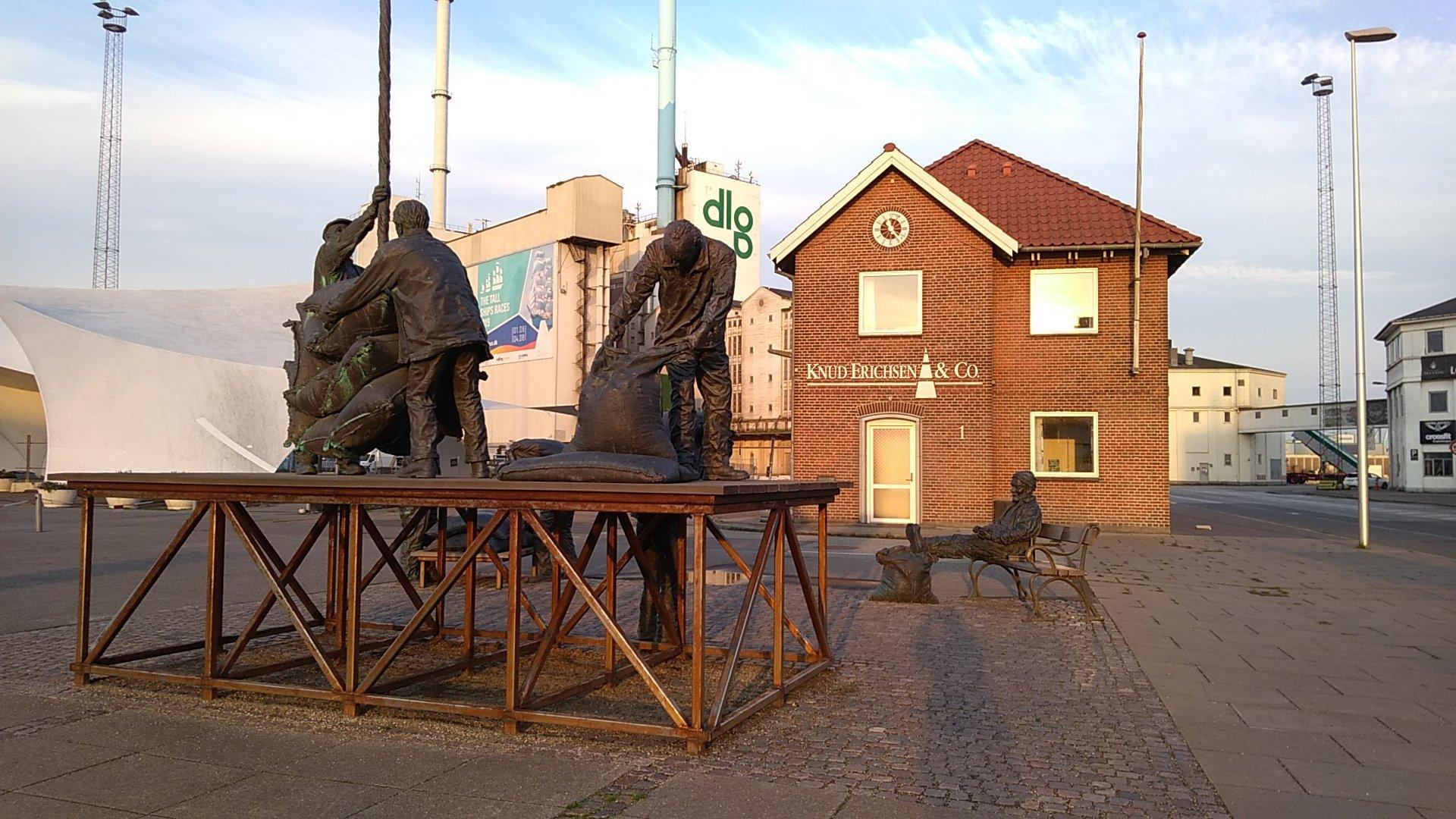 Historiske spor (Skulpturgruppe med havnearbejdere)