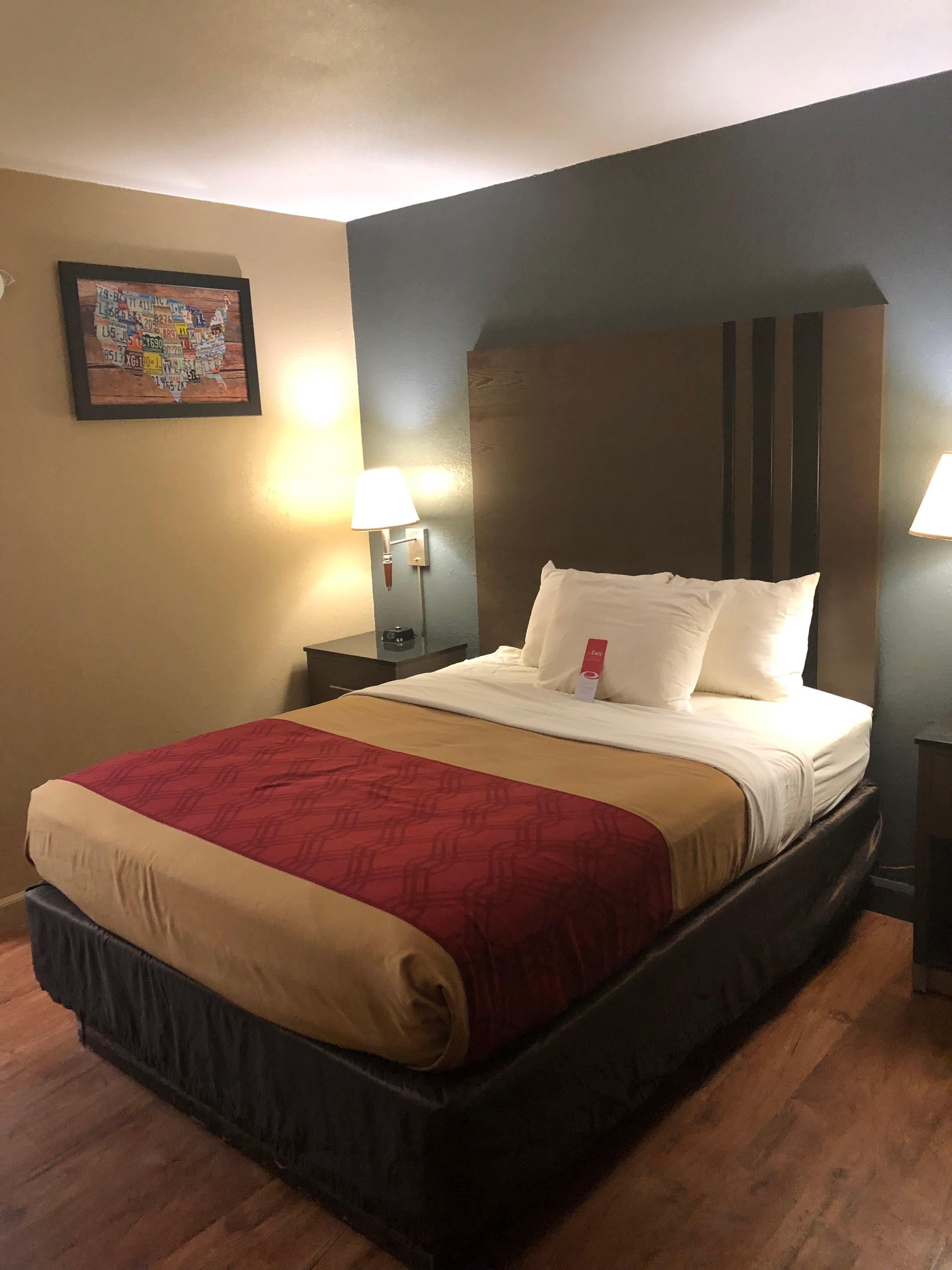Econo Lodge Inn & Suites I-35 at Shawnee Mission