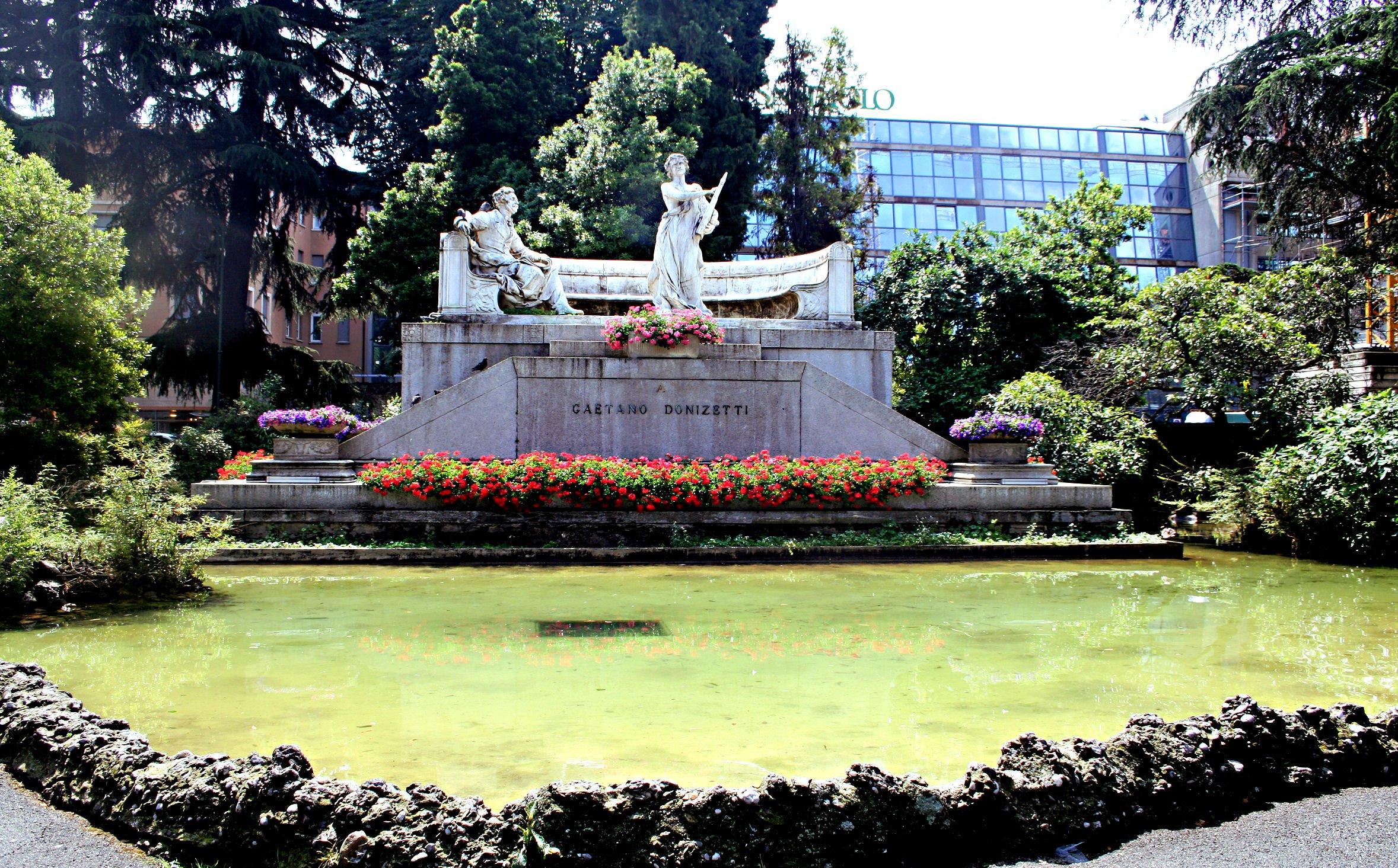 Fontana e monumento Gaetano Donizetti