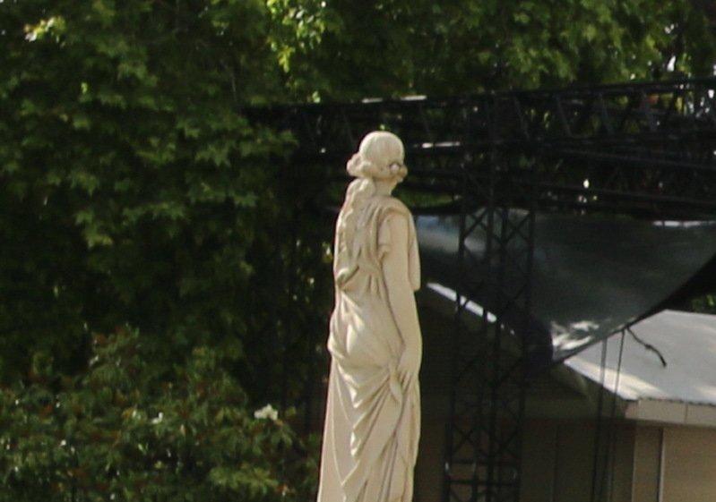 Statue la Messagère