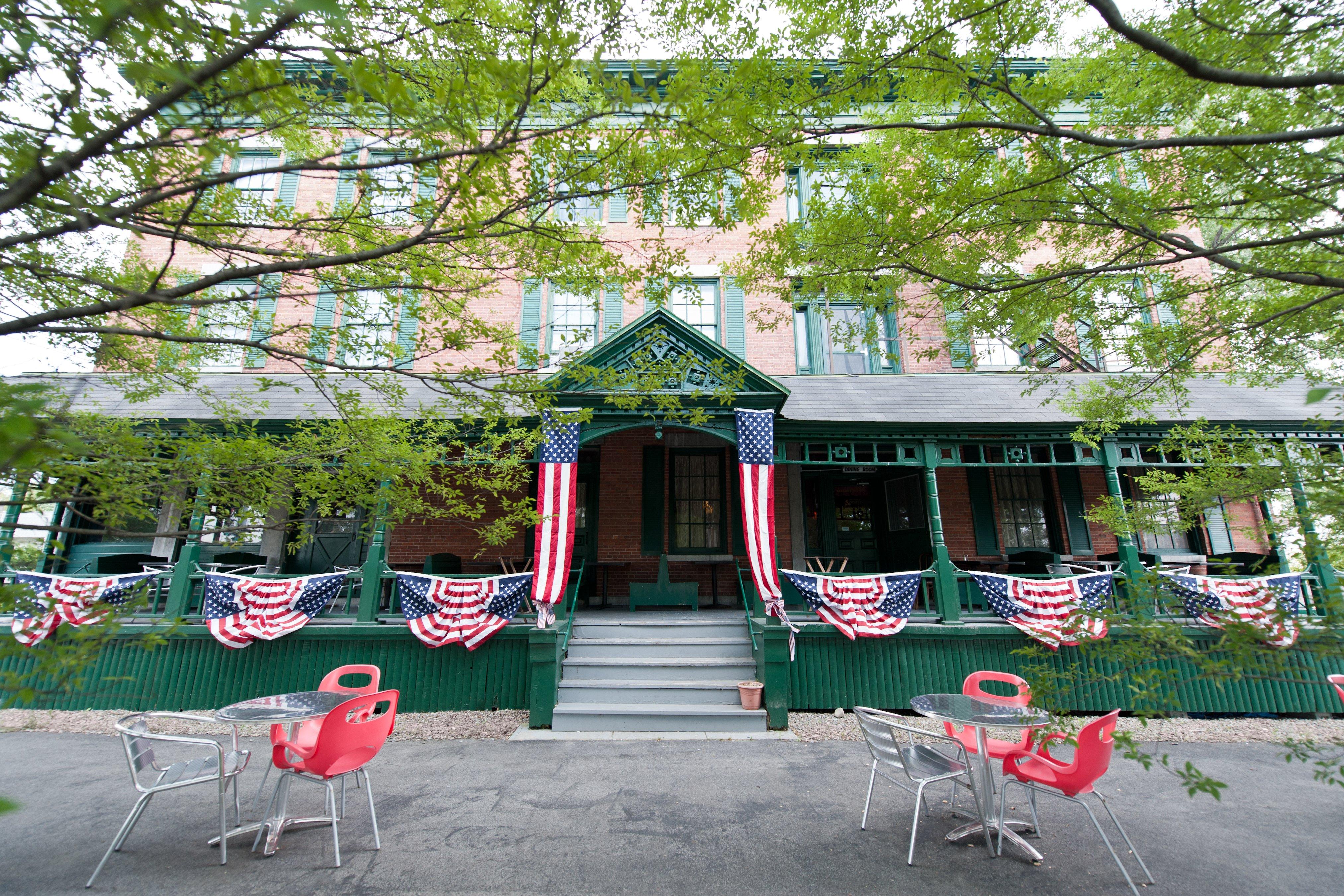 Rogues Harbor Inn