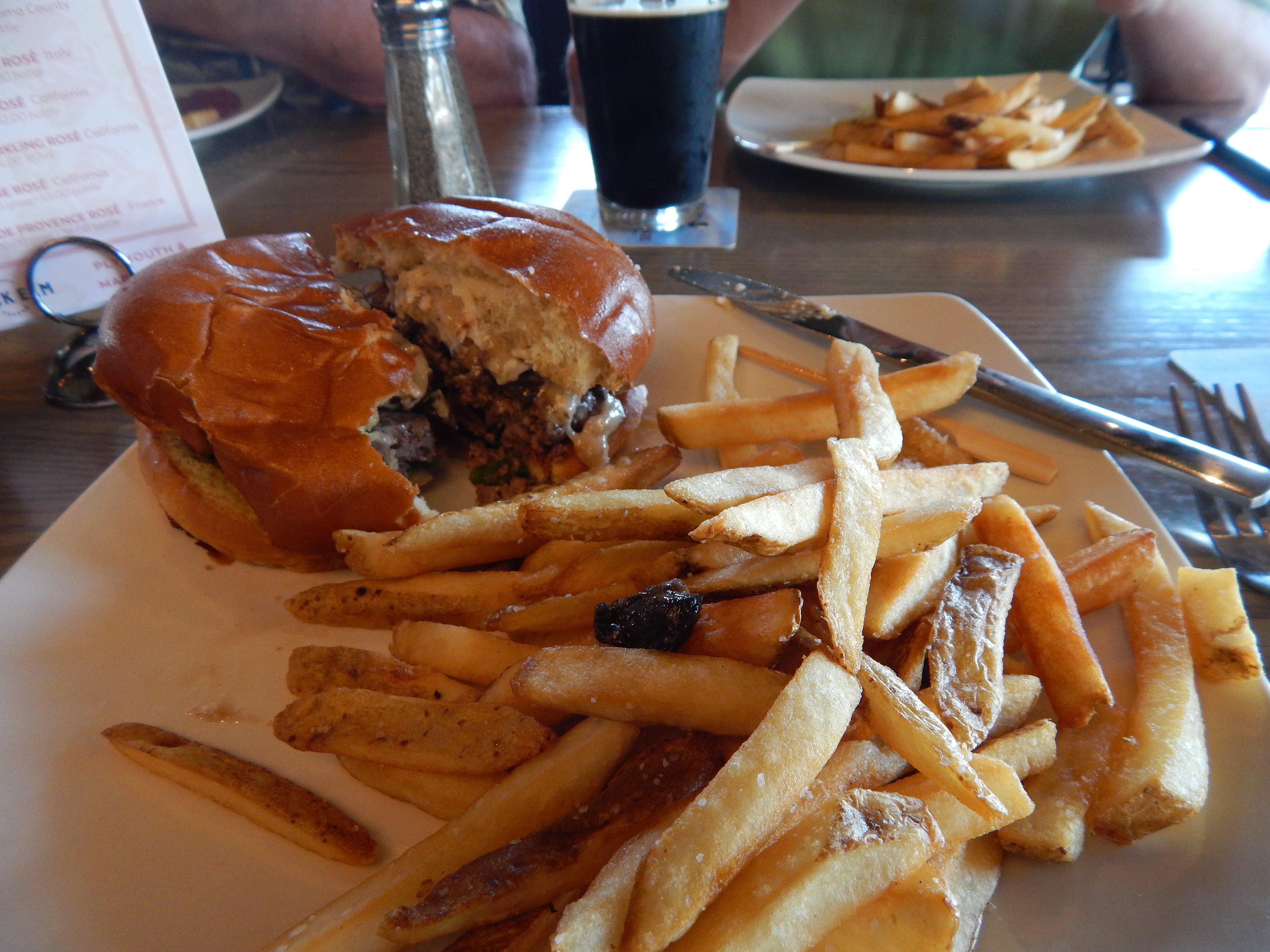 Paulie's - Dine. Sip. Lounge