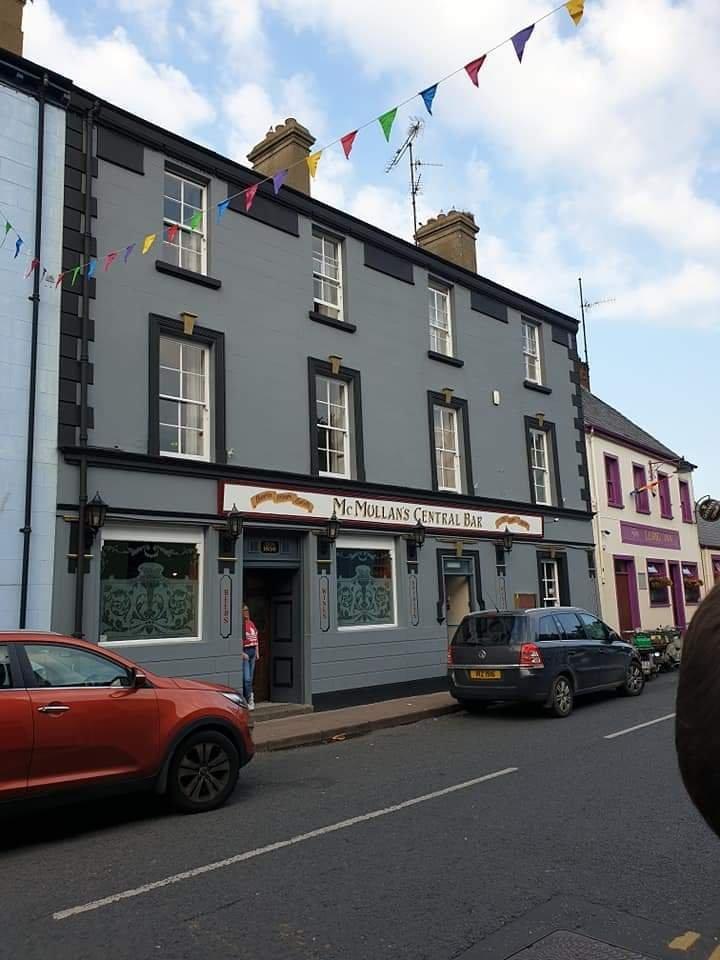 McMullan's Central Bar B&B