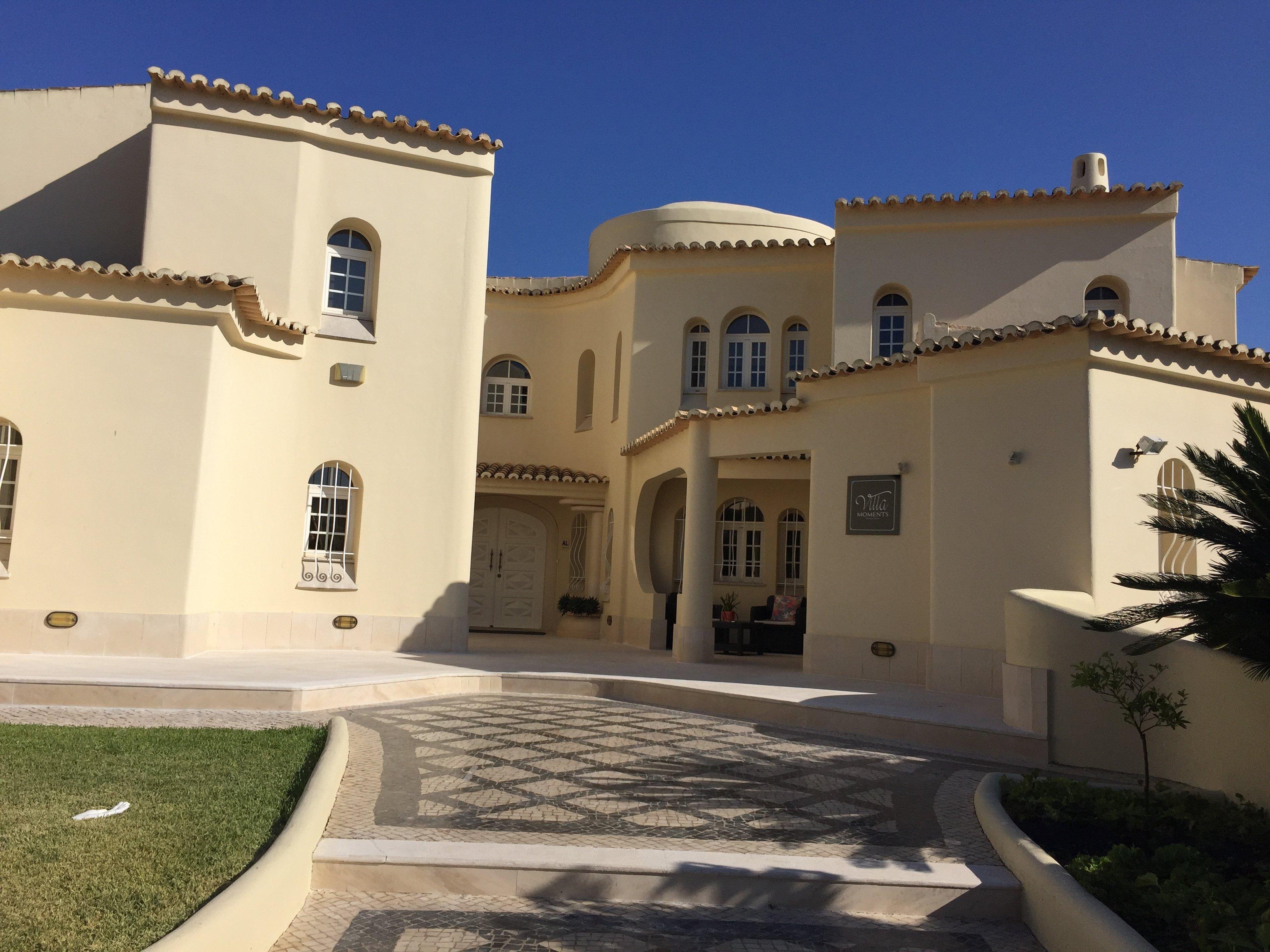 Villa Moments