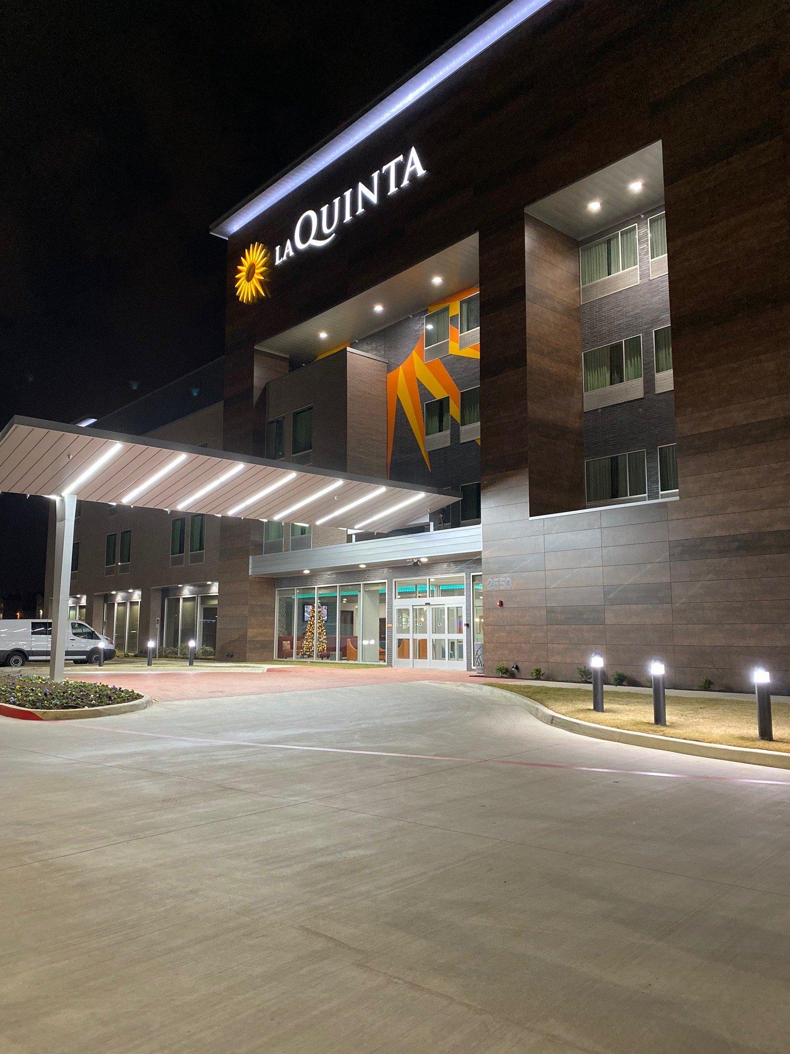 La Quinta Inn & Suites by Wyndham DFW West-Glade Parks