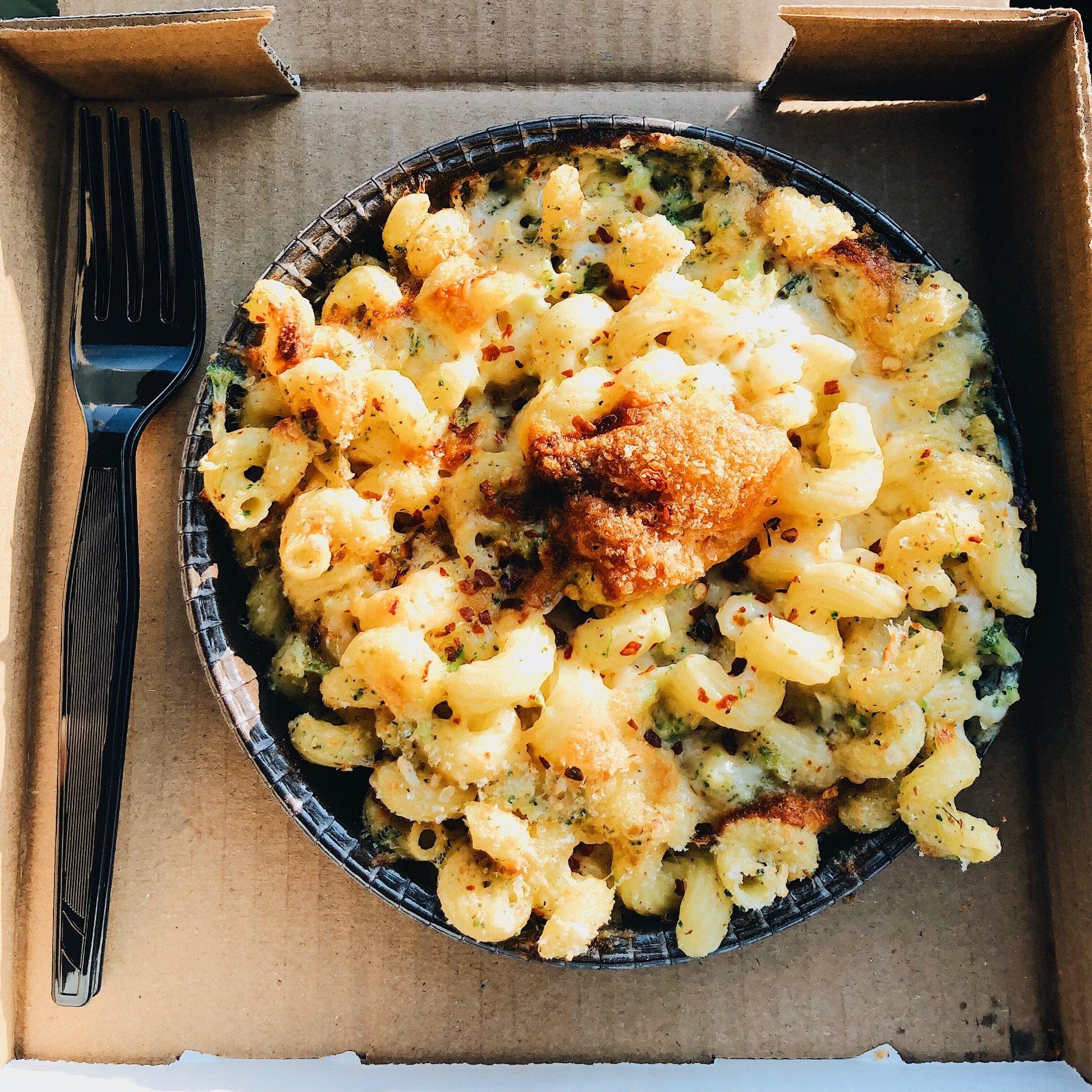 Bobbie Sue's Mac + Cheese