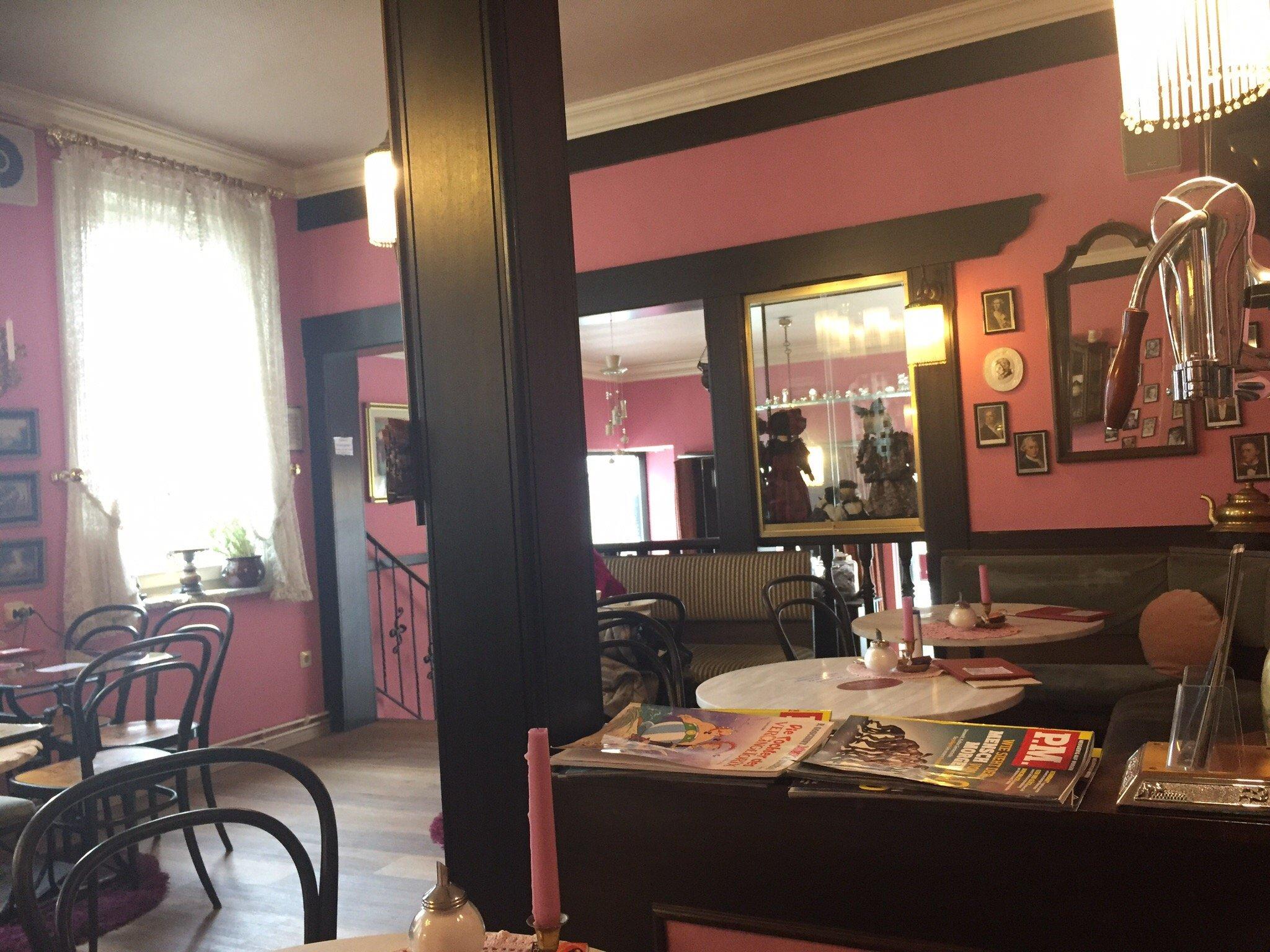 Omas Kaffee- und Weinstube