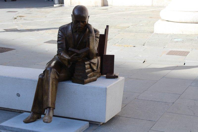 Statua di Gabriele D'Annunzio