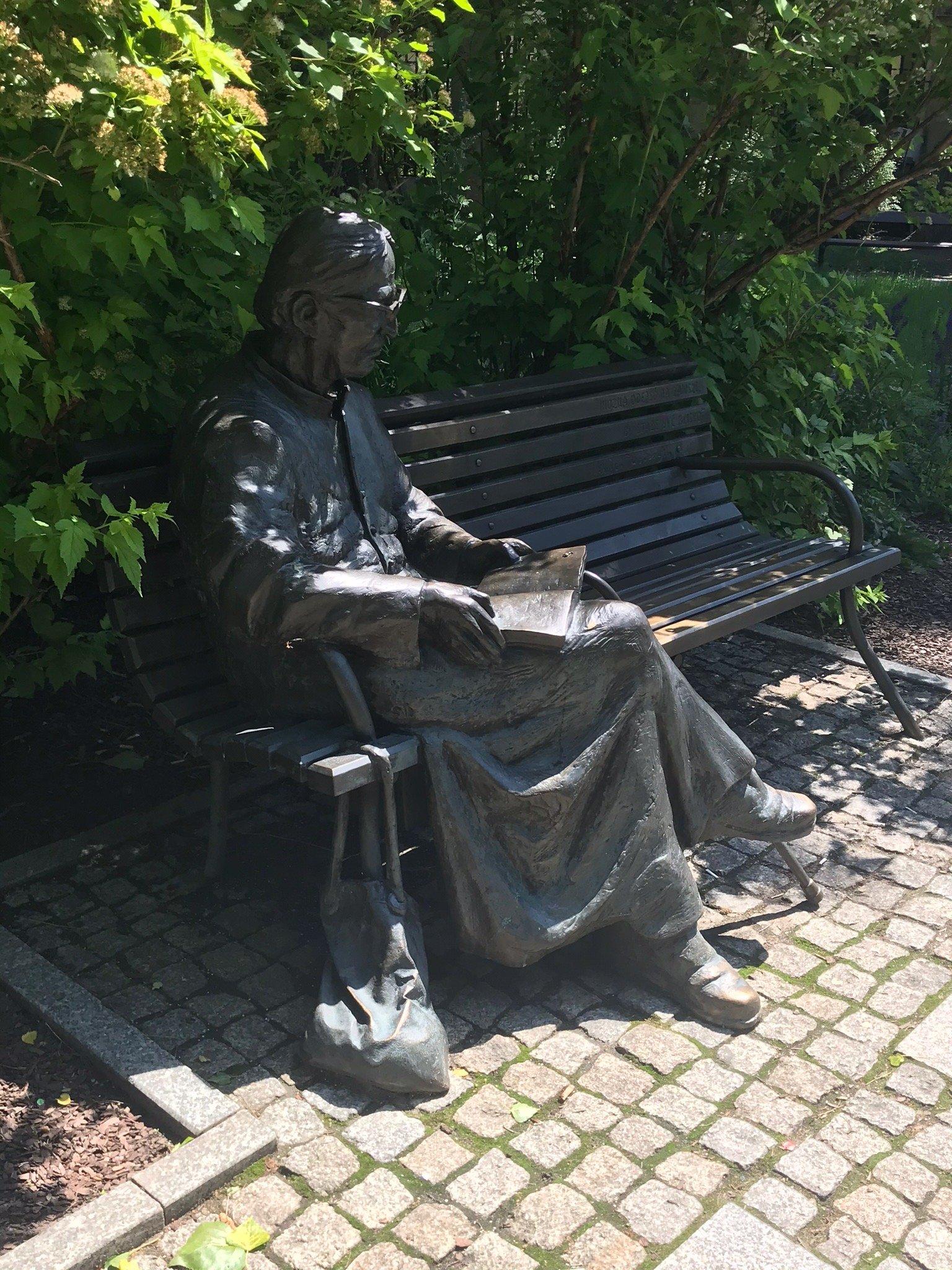 Ławeczka Ks. Jana Twardowskiego