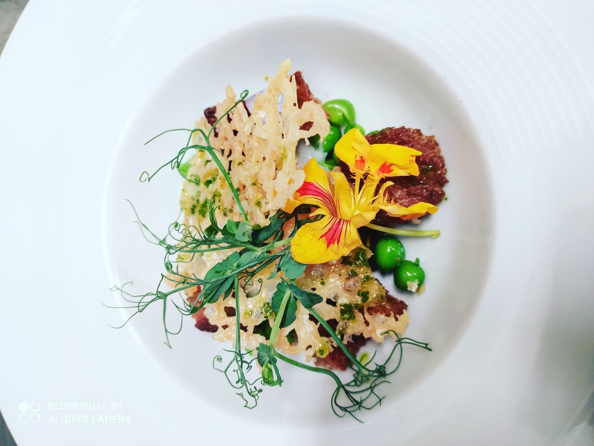 Aux Pieds Sous la Table