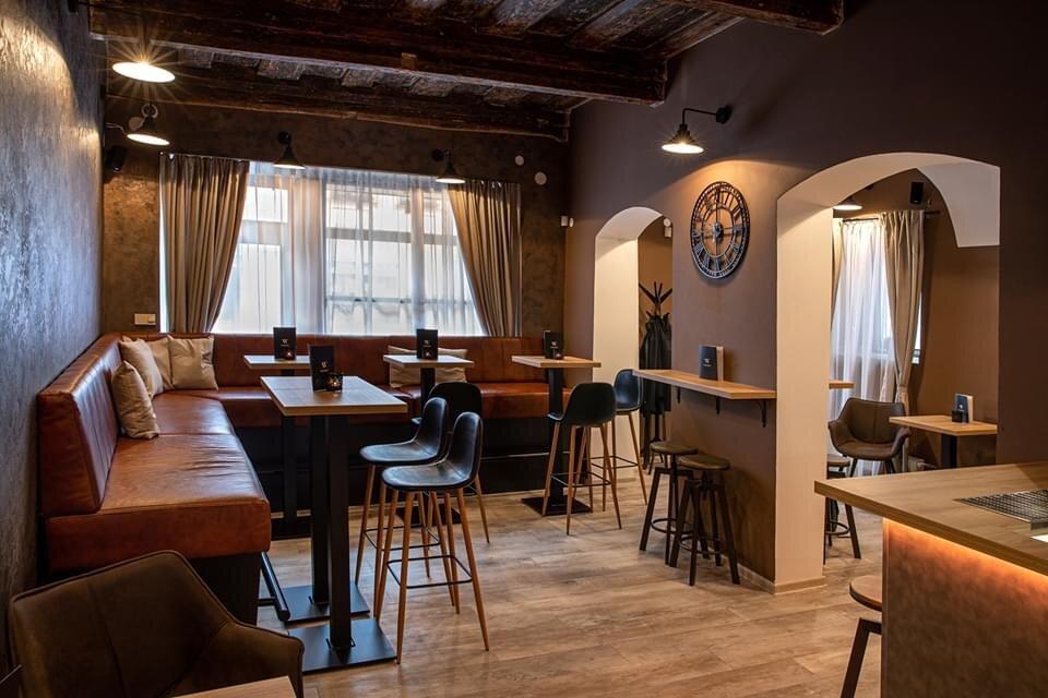 Black Wall Caffe & Cocktail Bar