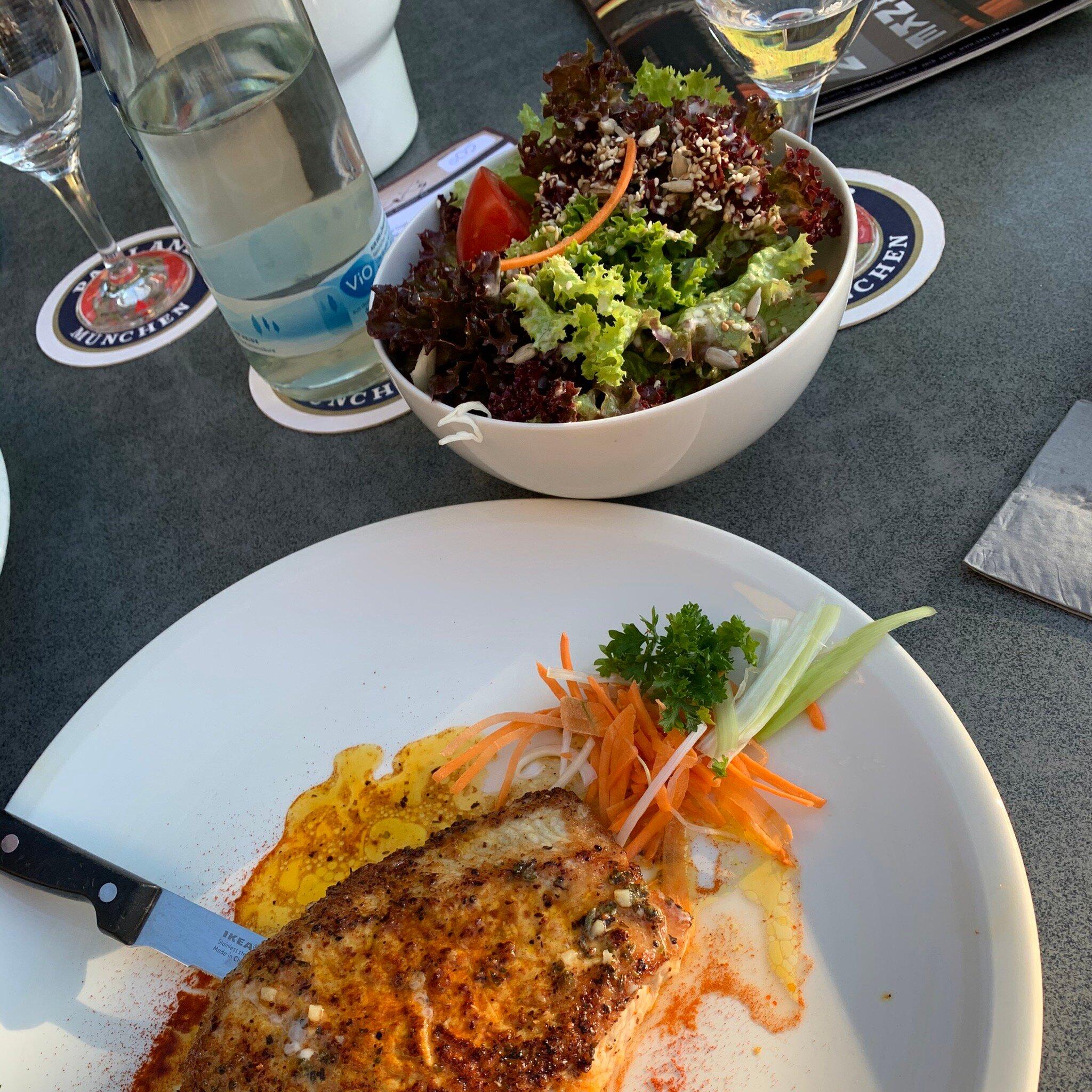 Sax's Cafe, Restaurant & Bar