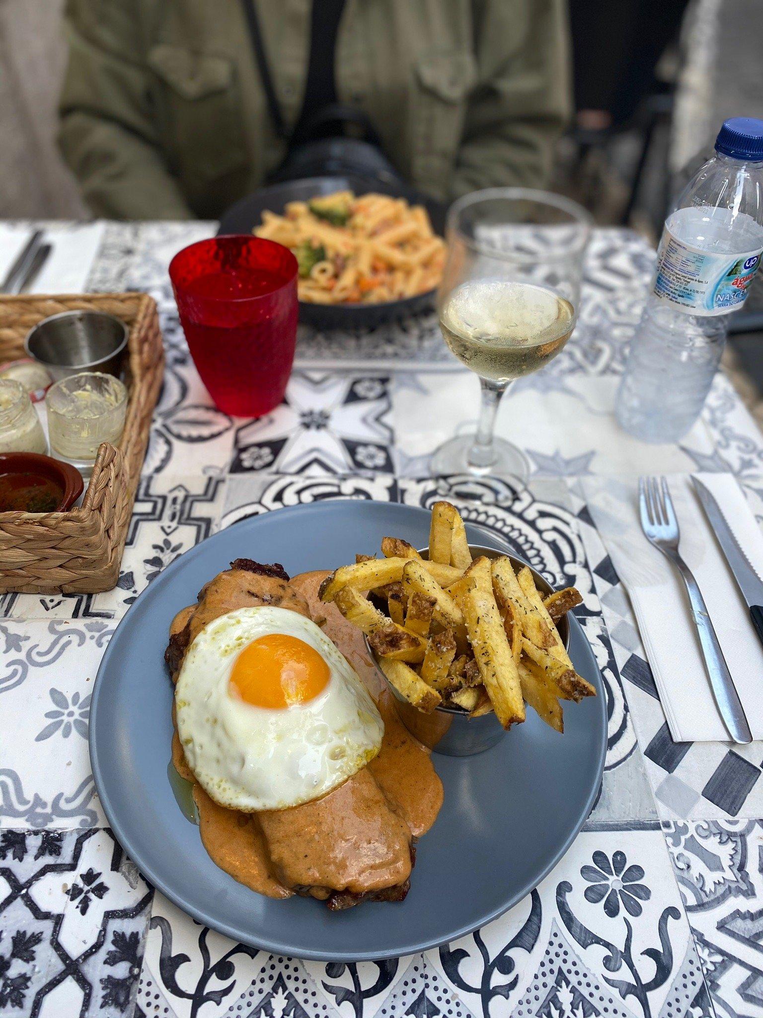 Manny's Place Restaurante / Bar