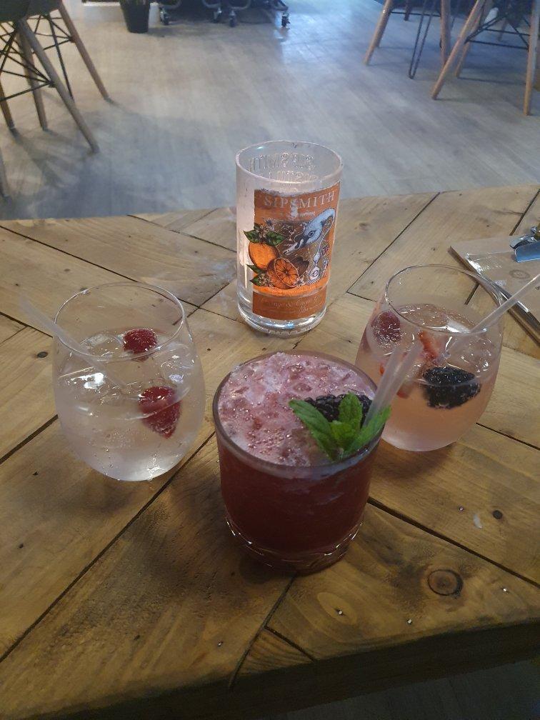 Howard's Neighbourhood Bar