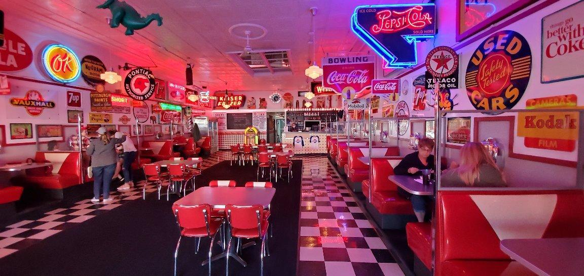 Mom's Diner & Pizzeria