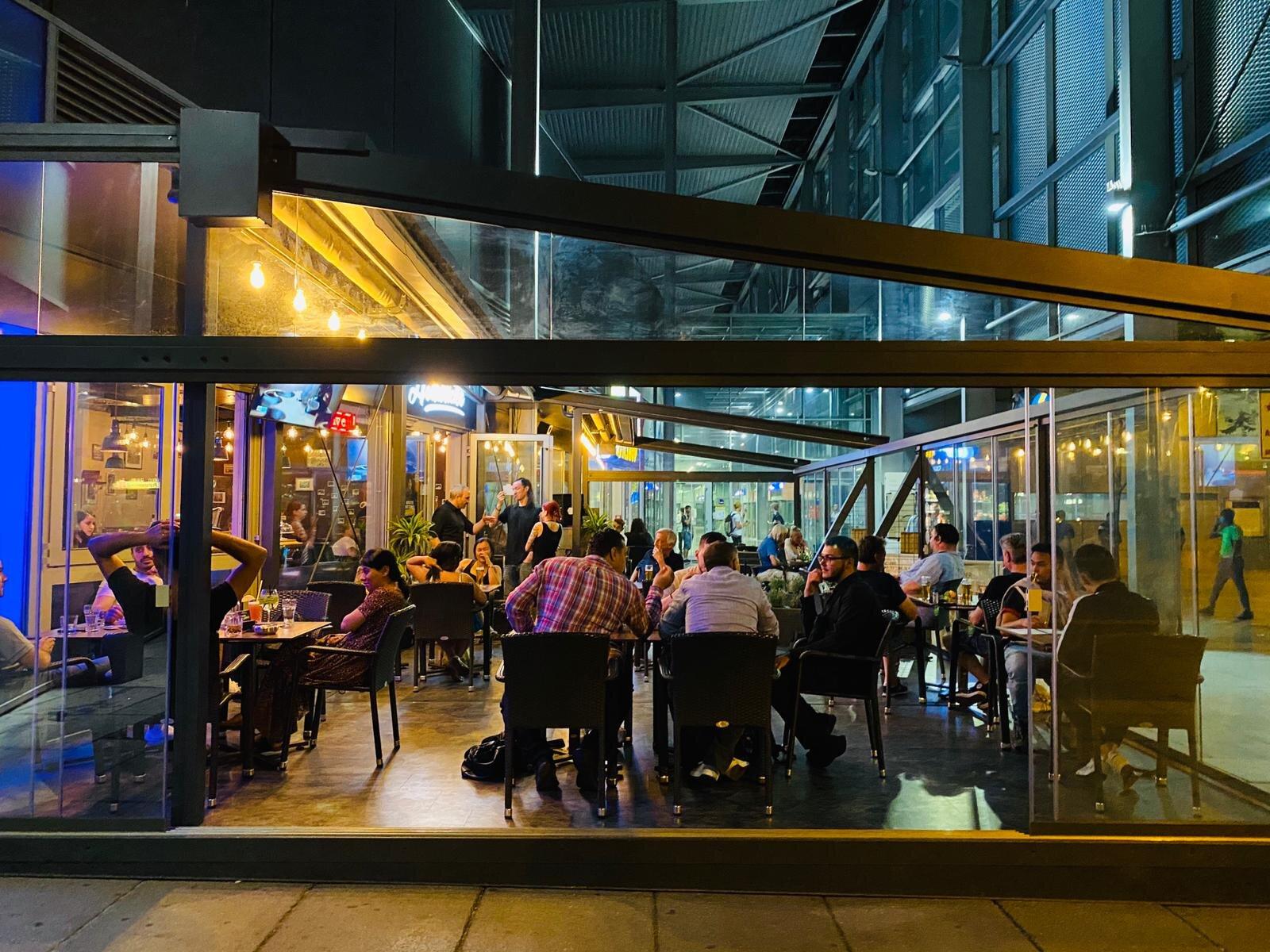 Hendricks Café Und Sportsbar