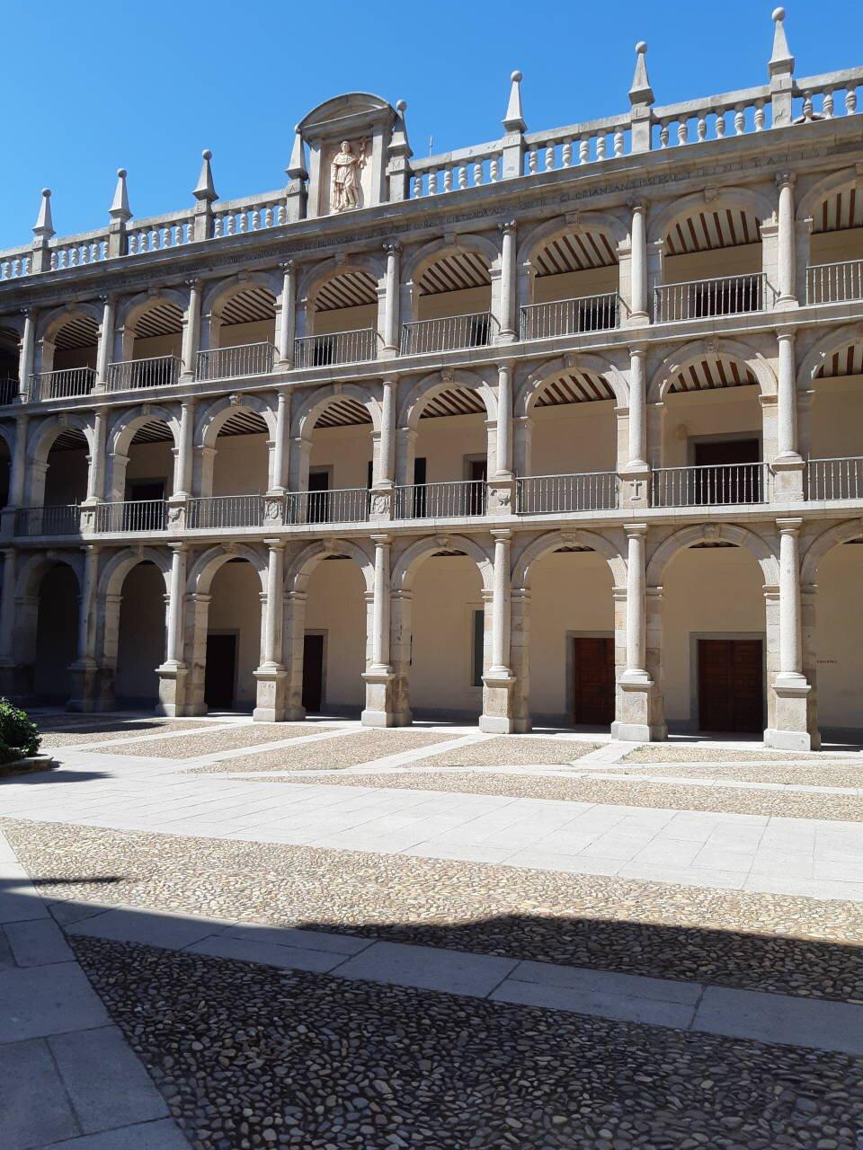 Patio De Santo Tomás De Villanueva