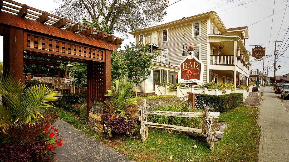 Auberge Ayer's Cliff