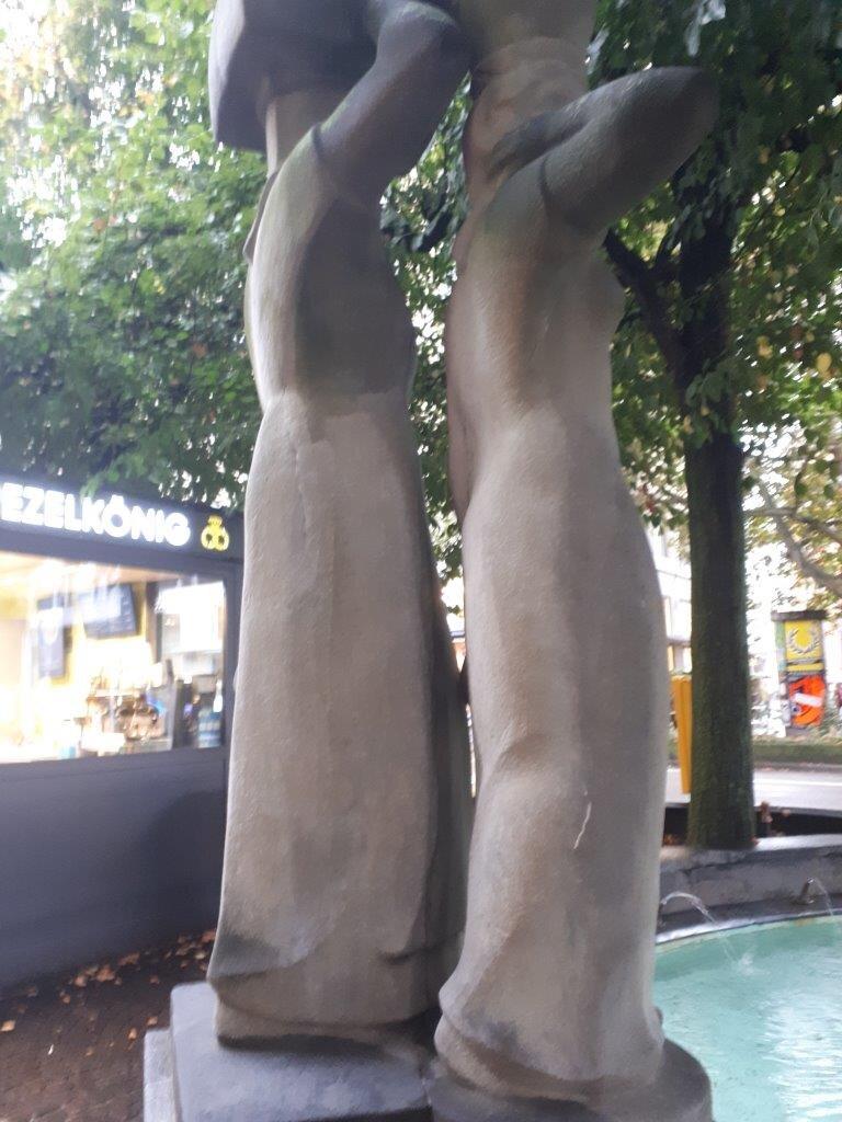 Globus Fountain with two Market Women