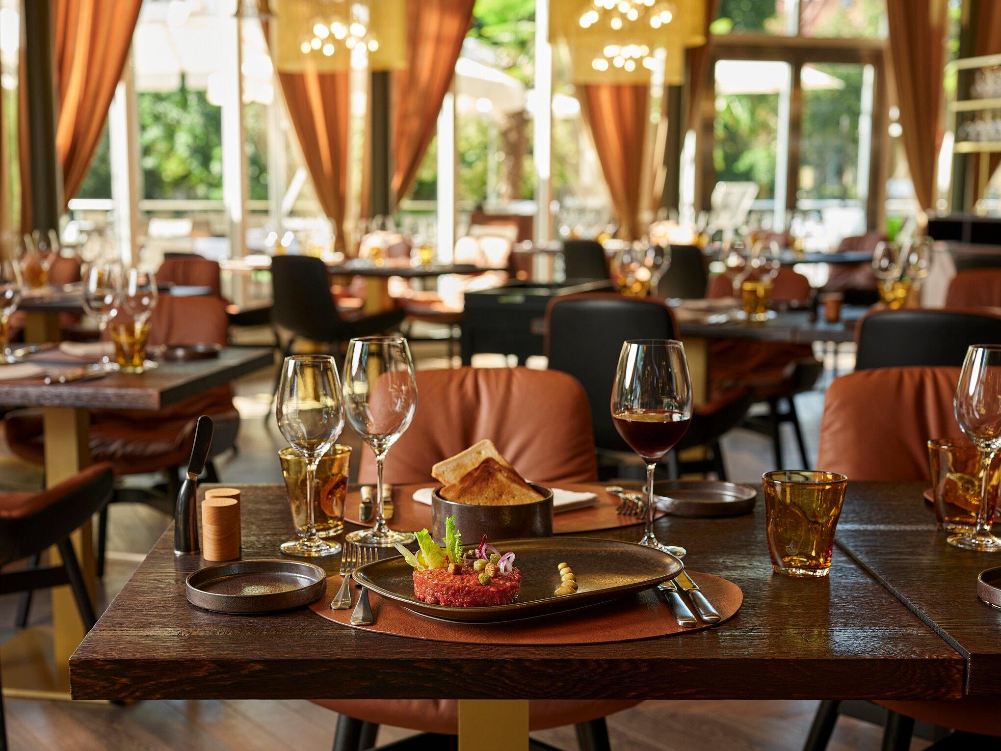 PLU - Restaurant & Lounge