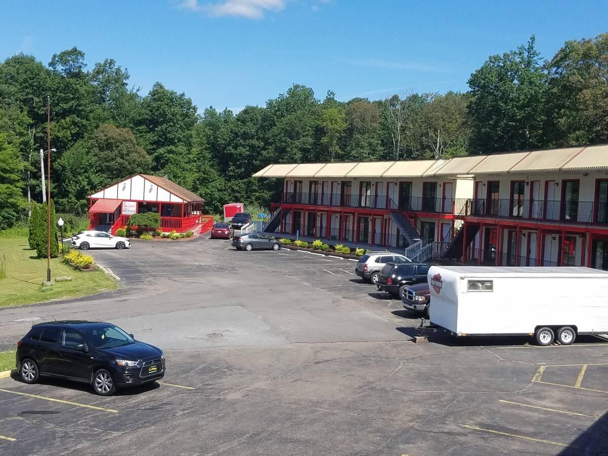 Econo Lodge Inn & Suites Near Split Rock And Harmony Lake