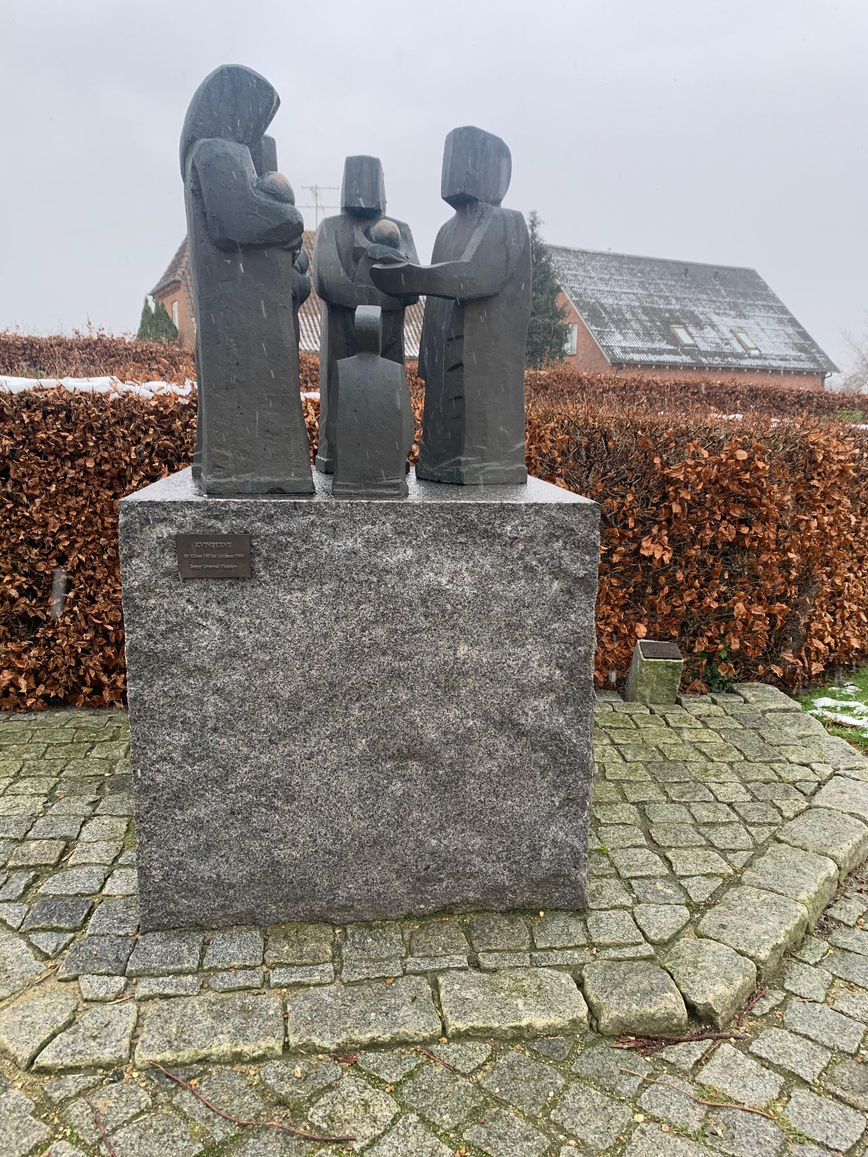 Kvinderne Et Kunstvaerk I Bronze