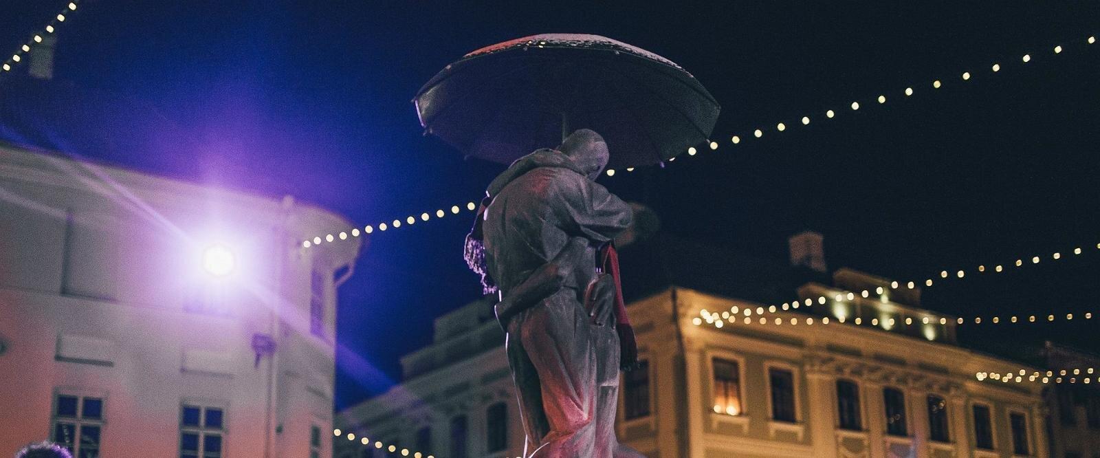 'The Kissing Students' sculpture and fountain
