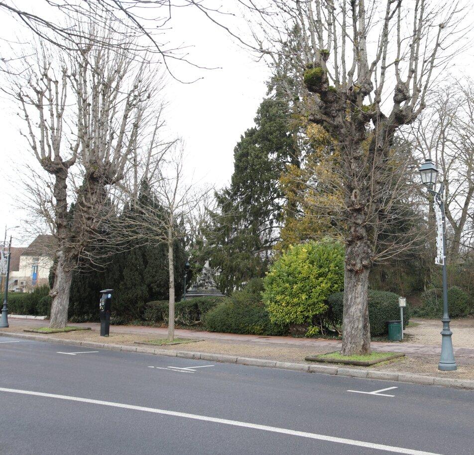 Monument À Pierre Joigneaux