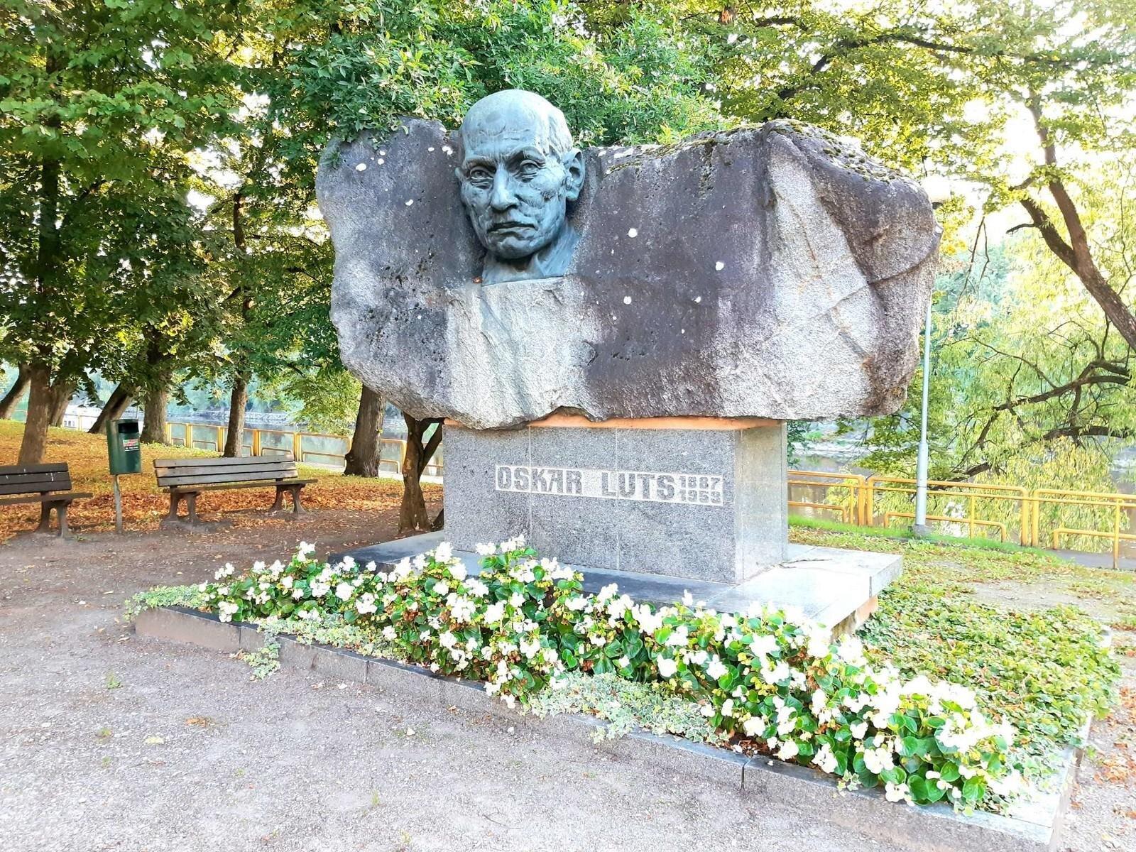 Statue of Oskar Luts