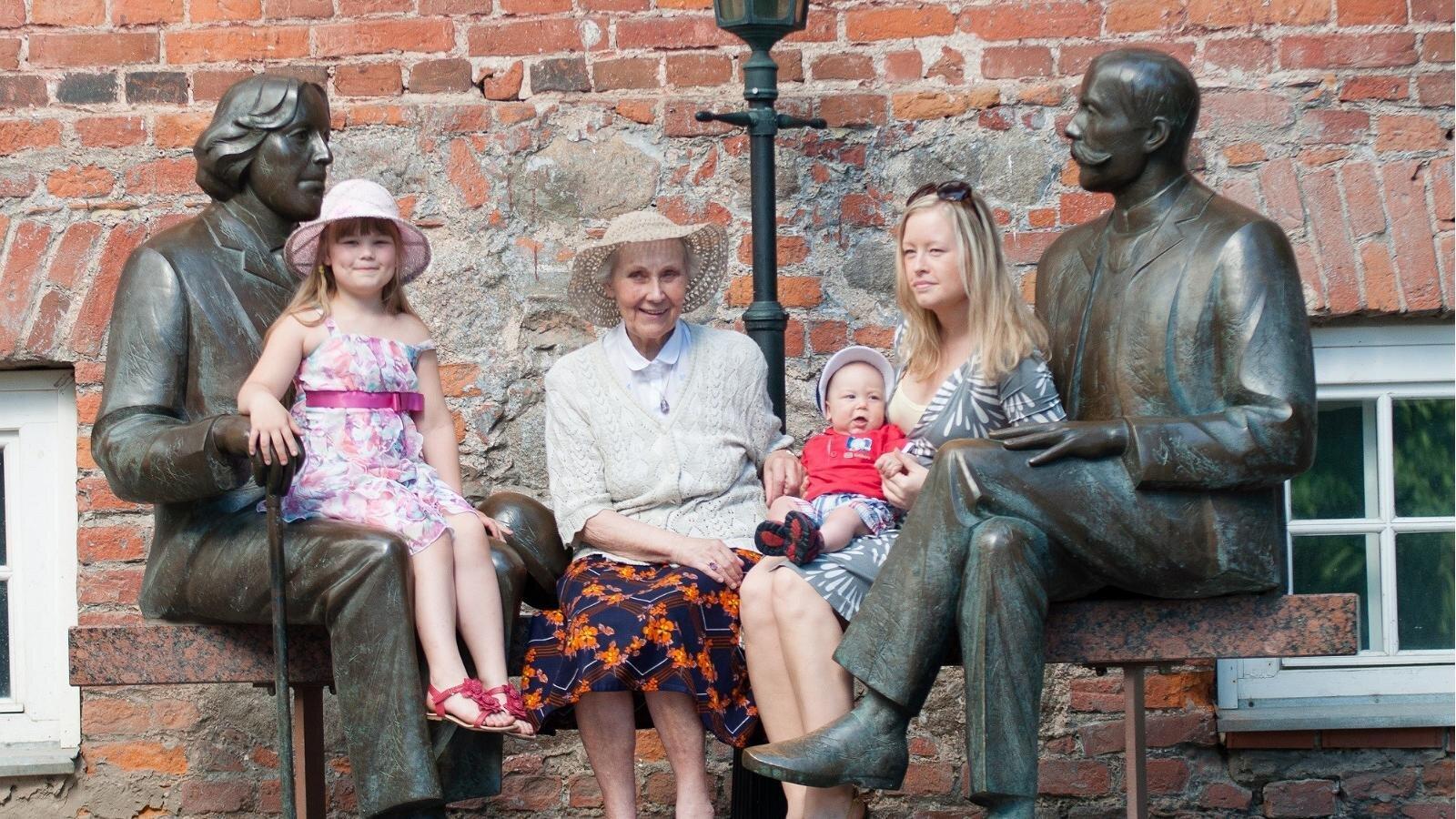 Sculpture Oscar Wilde and Eduard Vilde