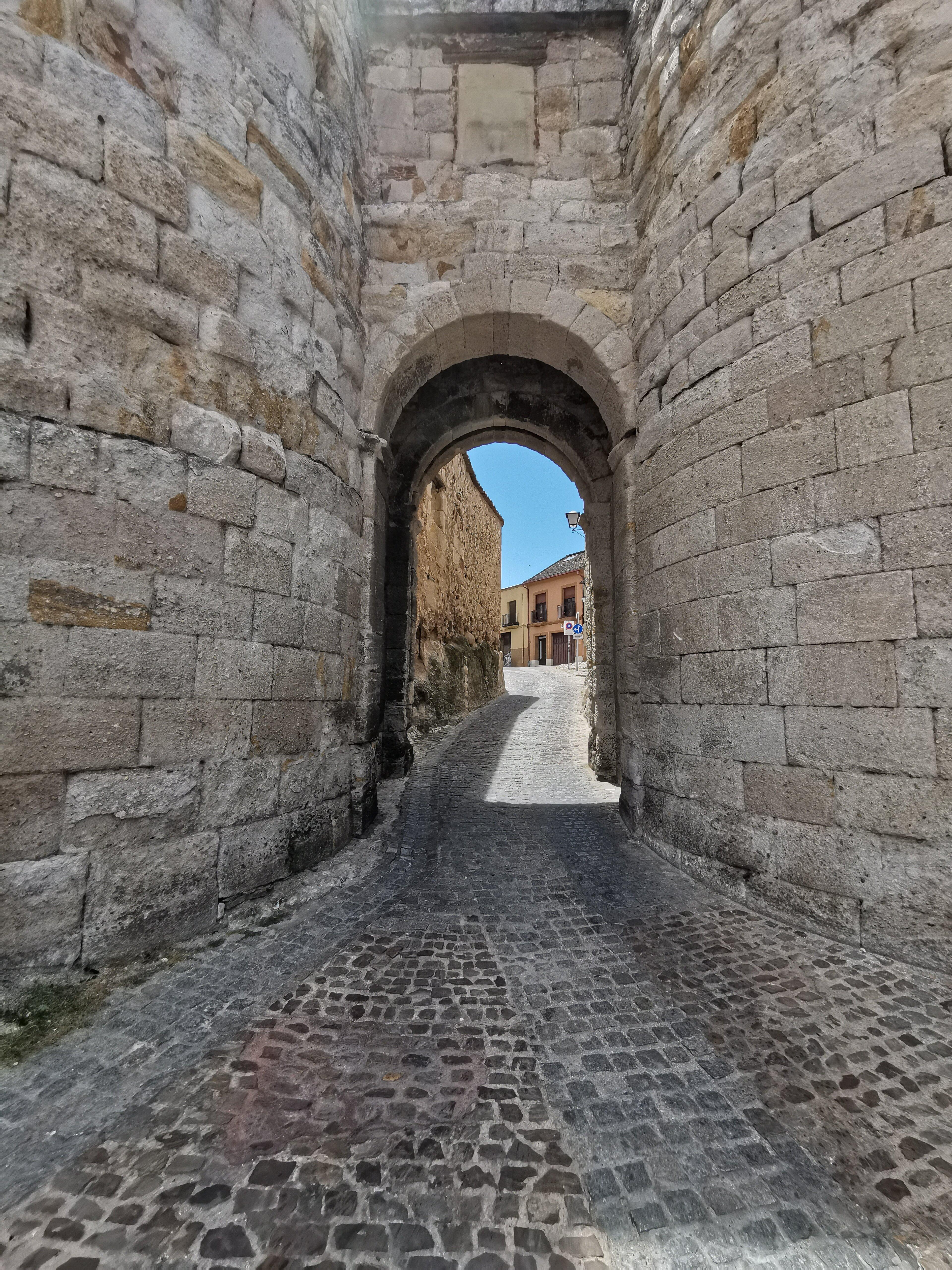 Puerta Y Palacio De Doña Urraca